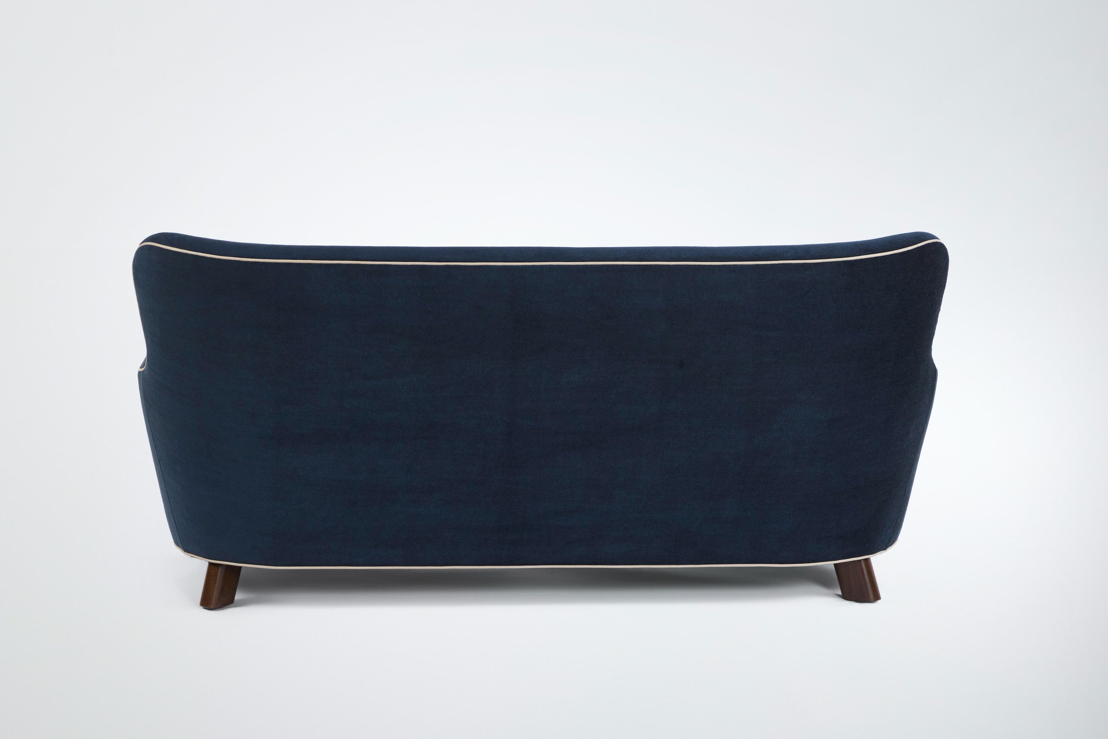 https://a.1stdibscdn.com/ann-sofa-modern-curved-tight-back-and-seat-by-martin-and-brockett-for-sale-picture-3/f_50711/f_411556921724281587553/new_upholstery_edited_67_master.jpg