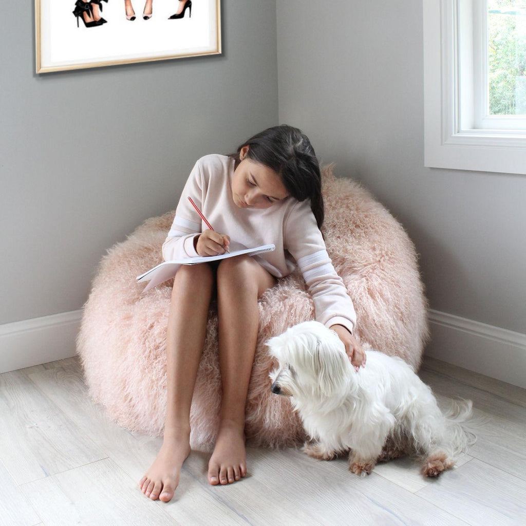 https://a.1stdibscdn.com/kids-fur-bean-bag-chair-pink-rose-gold-for-sale-picture-4/f_44572/f_236802921620432265517/nursery_pink_sheepskin_fur_beanbag_eluxury_home_master.jpg