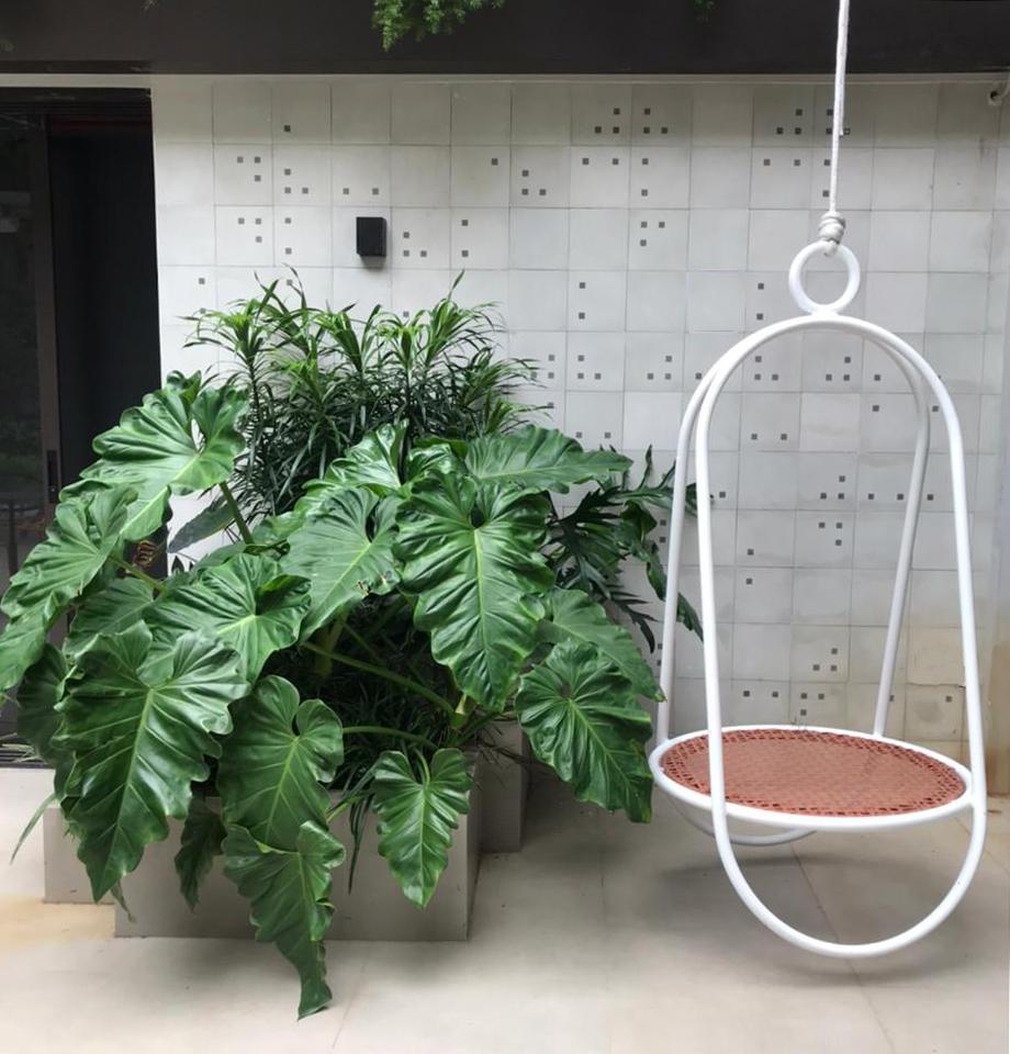 https://a.1stdibscdn.com/oca-minimalist-hanging-swing-chair-by-tiago-curioni-in-aluminium-for-sale-picture-4/f_31871/f_244579221625780420804/oca_single_Tiago_Curioni_master.jpg