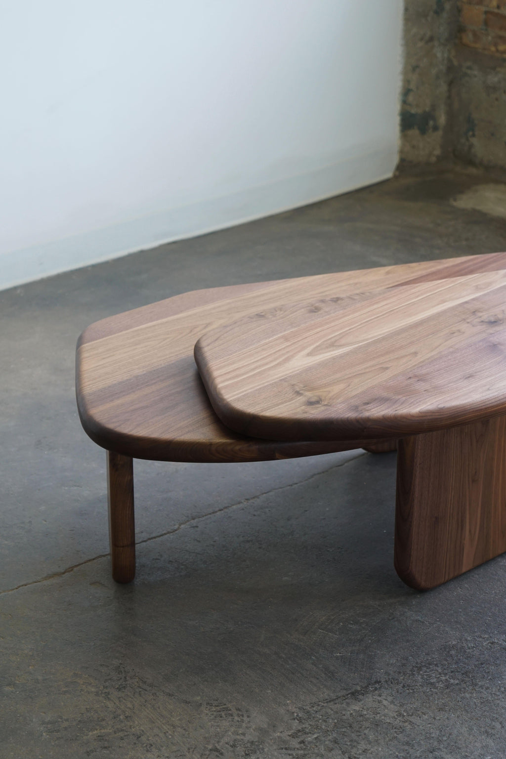 https://a.1stdibscdn.com/organic-shaped-modern-coffee-table-organic-20-by-last-workshop-walnut-for-sale-picture-9/f_73622/f_385403421708695654384/organic2_0_walnut_4_master.jpg