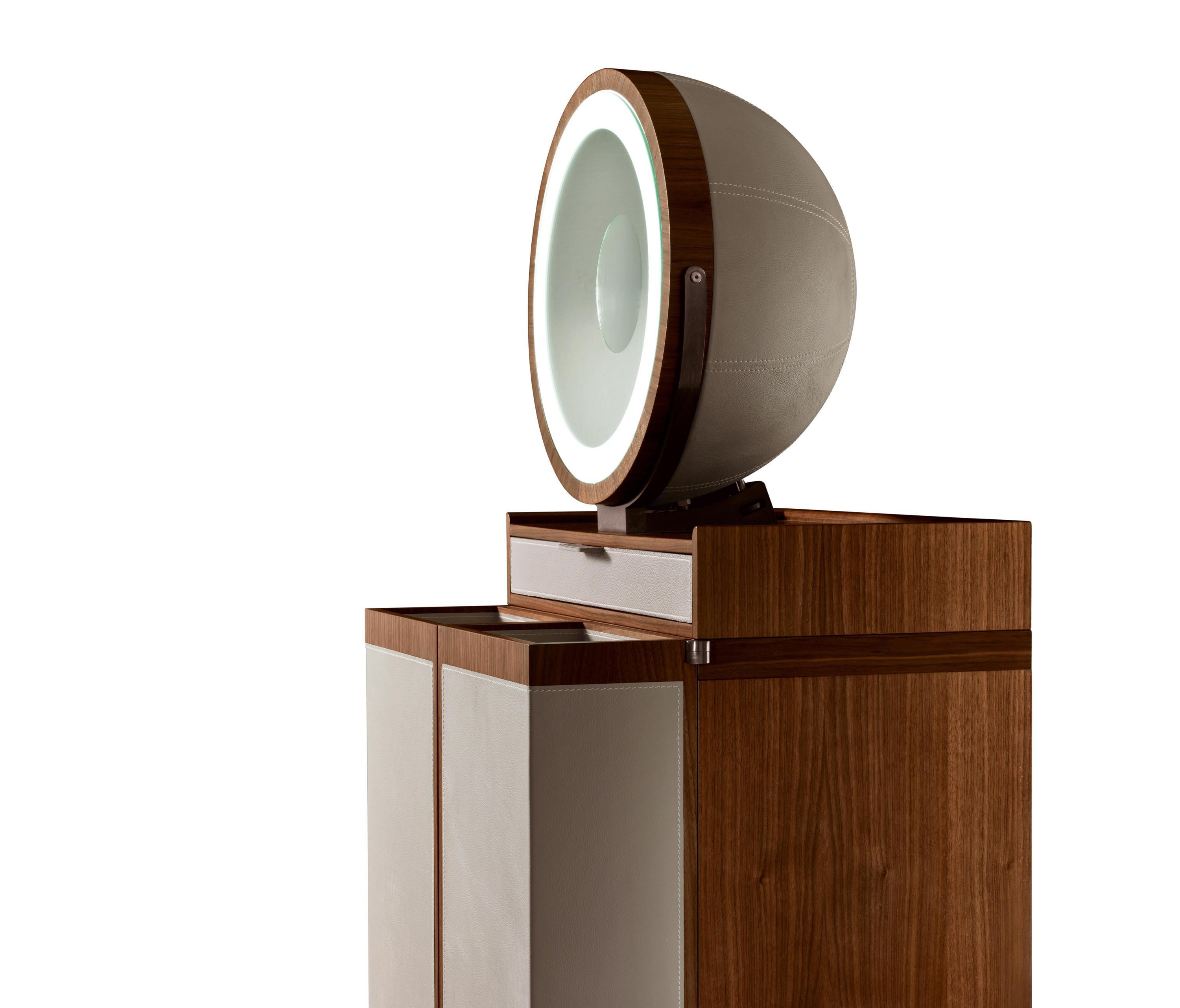 https://a.1stdibscdn.com/oro-cabinet-with-mirror-by-giorgetti-for-sale-picture-3/f_27783/1586883969568/oro_014_b_master.jpg