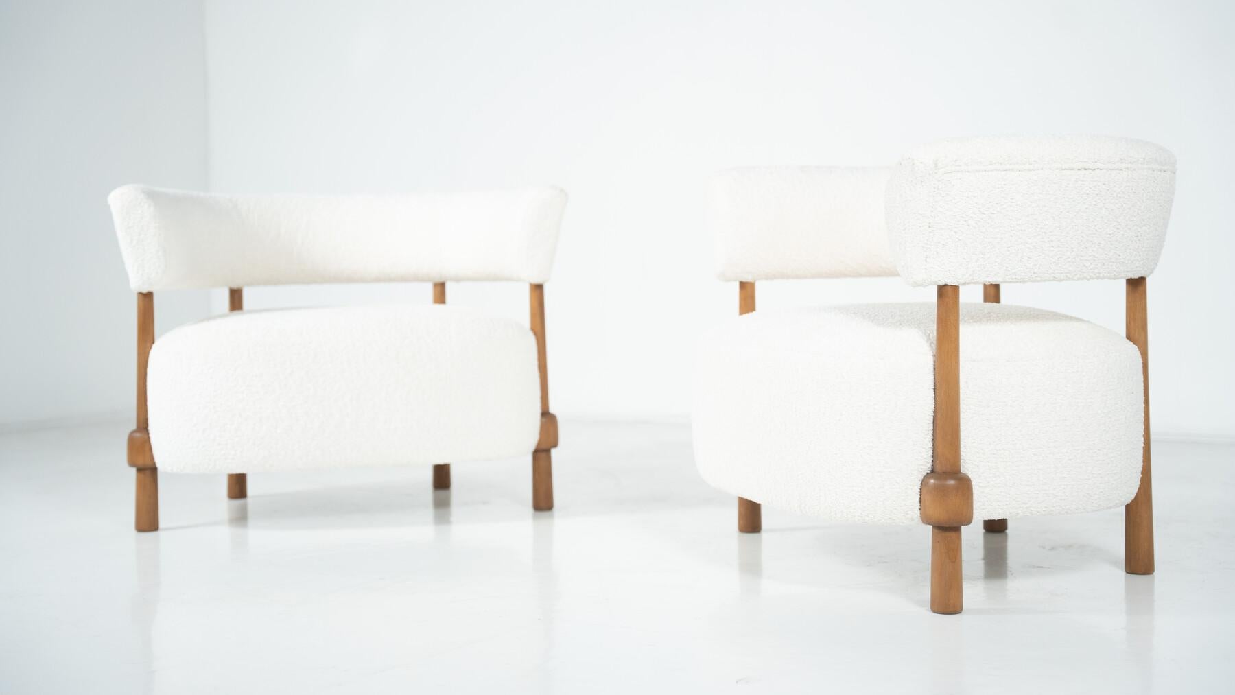 https://a.1stdibscdn.com/pair-of-contemporary-italian-armchairs-italy-for-sale-picture-7/f_22653/f_487431521770726749769/pair_of_contemporary_italian_armchairs_italy_34425137_en_max_master.jpg