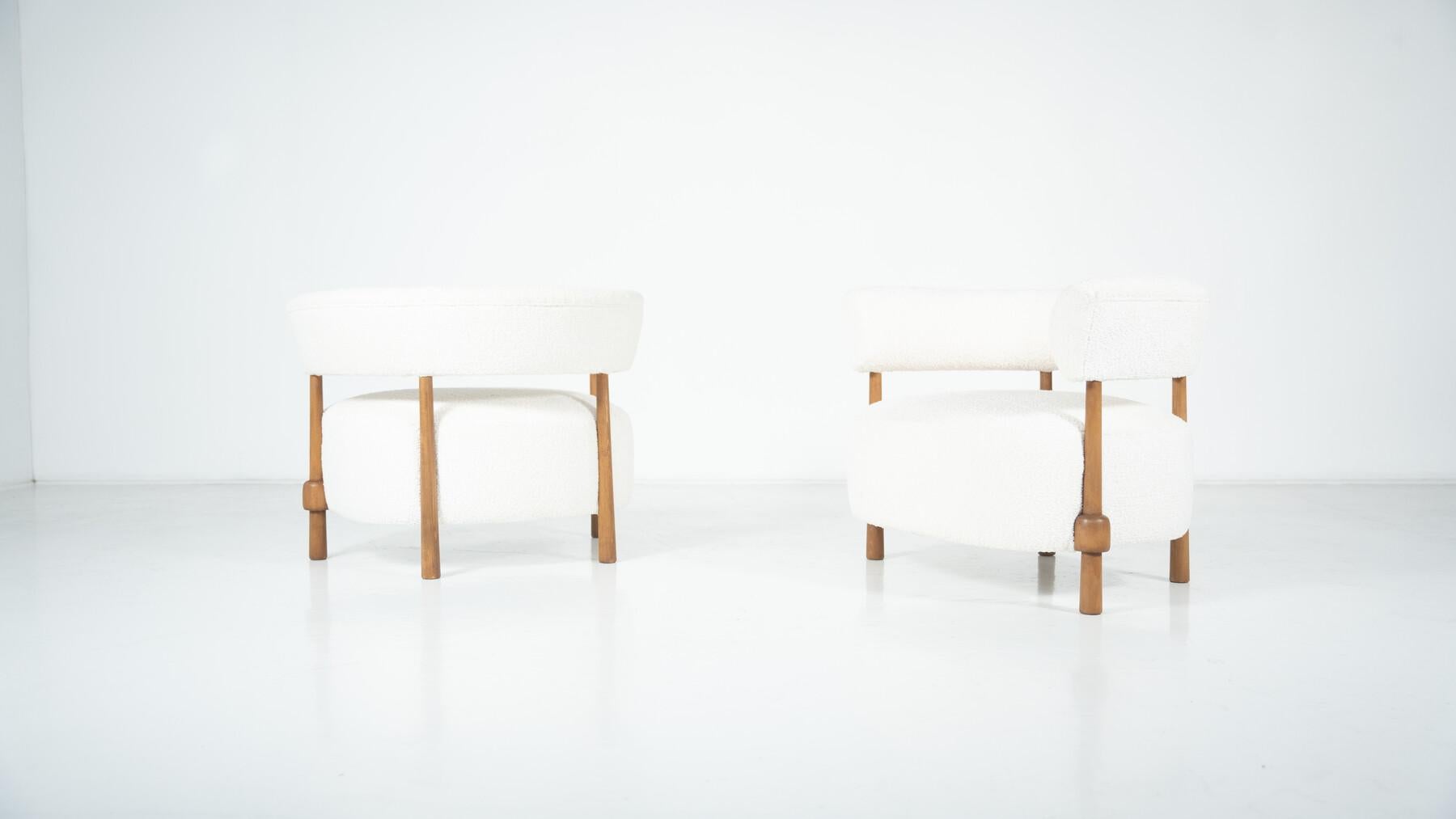 https://a.1stdibscdn.com/pair-of-contemporary-italian-armchairs-italy-for-sale-picture-8/f_22653/f_487431521770726749778/pair_of_contemporary_italian_armchairs_italy_34425161_en_max_master.jpg