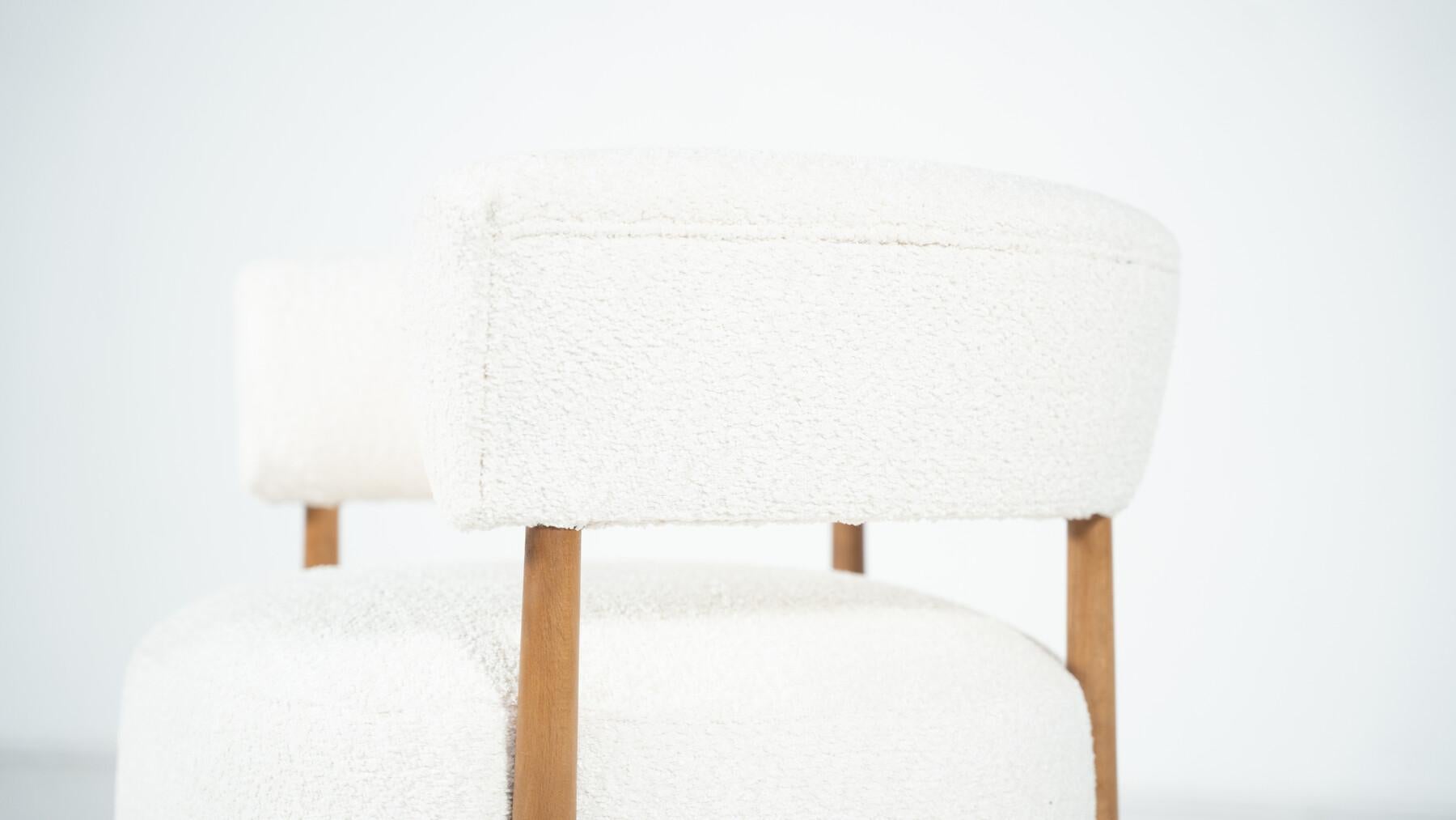 https://a.1stdibscdn.com/pair-of-contemporary-italian-armchairs-italy-for-sale-picture-2/f_22653/f_487431521770726685645/pair_of_contemporary_italian_armchairs_italy_34425193_en_max_master.jpg