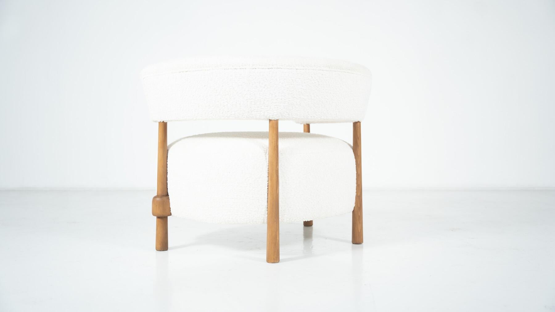https://a.1stdibscdn.com/pair-of-contemporary-italian-armchairs-italy-for-sale-picture-3/f_22653/f_487431521770726685431/pair_of_contemporary_italian_armchairs_italy_34425204_en_max_master.jpg