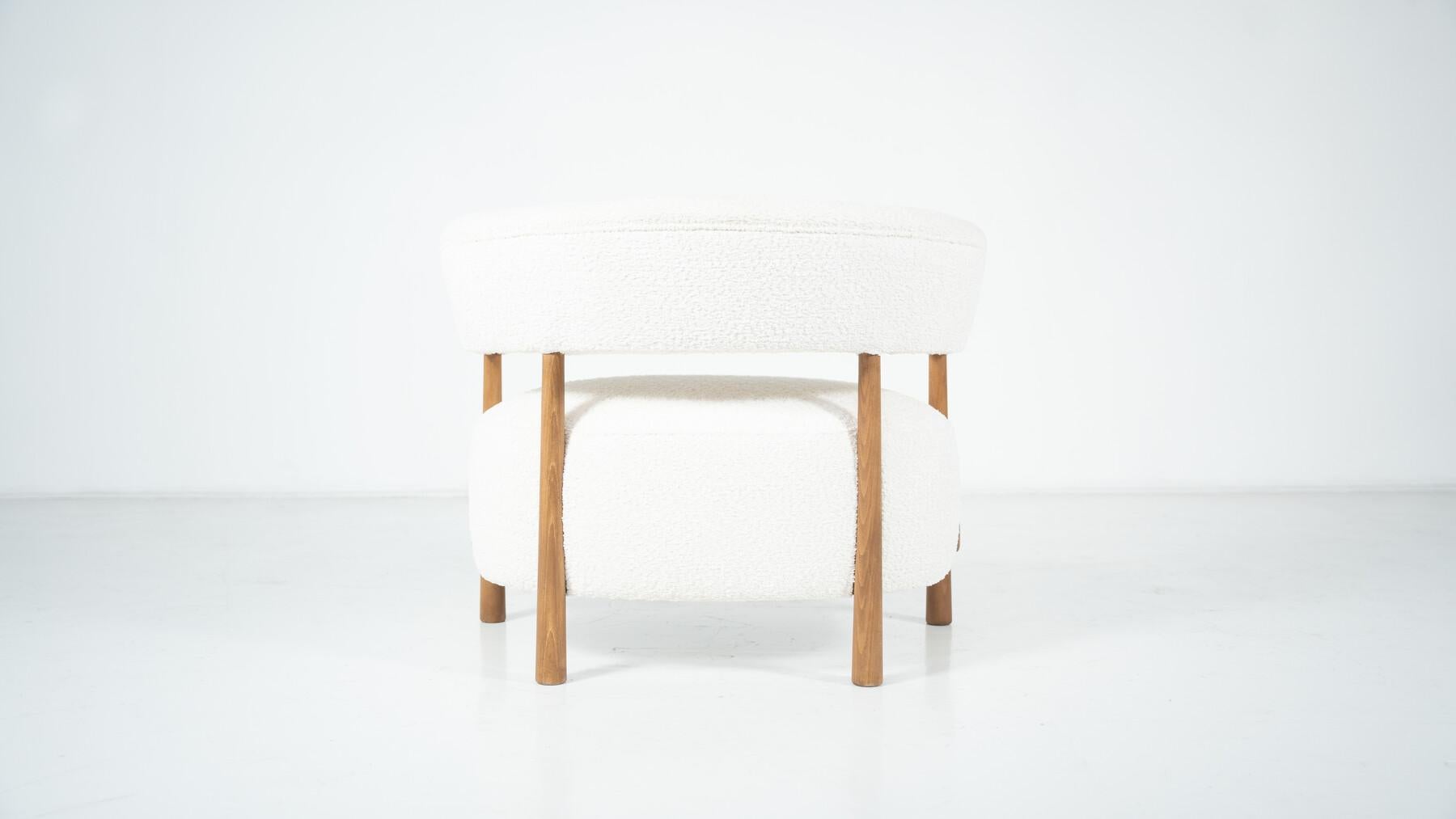 https://a.1stdibscdn.com/pair-of-contemporary-italian-armchairs-italy-for-sale-picture-4/f_22653/f_487431521770726685655/pair_of_contemporary_italian_armchairs_italy_34425205_en_max_master.jpg