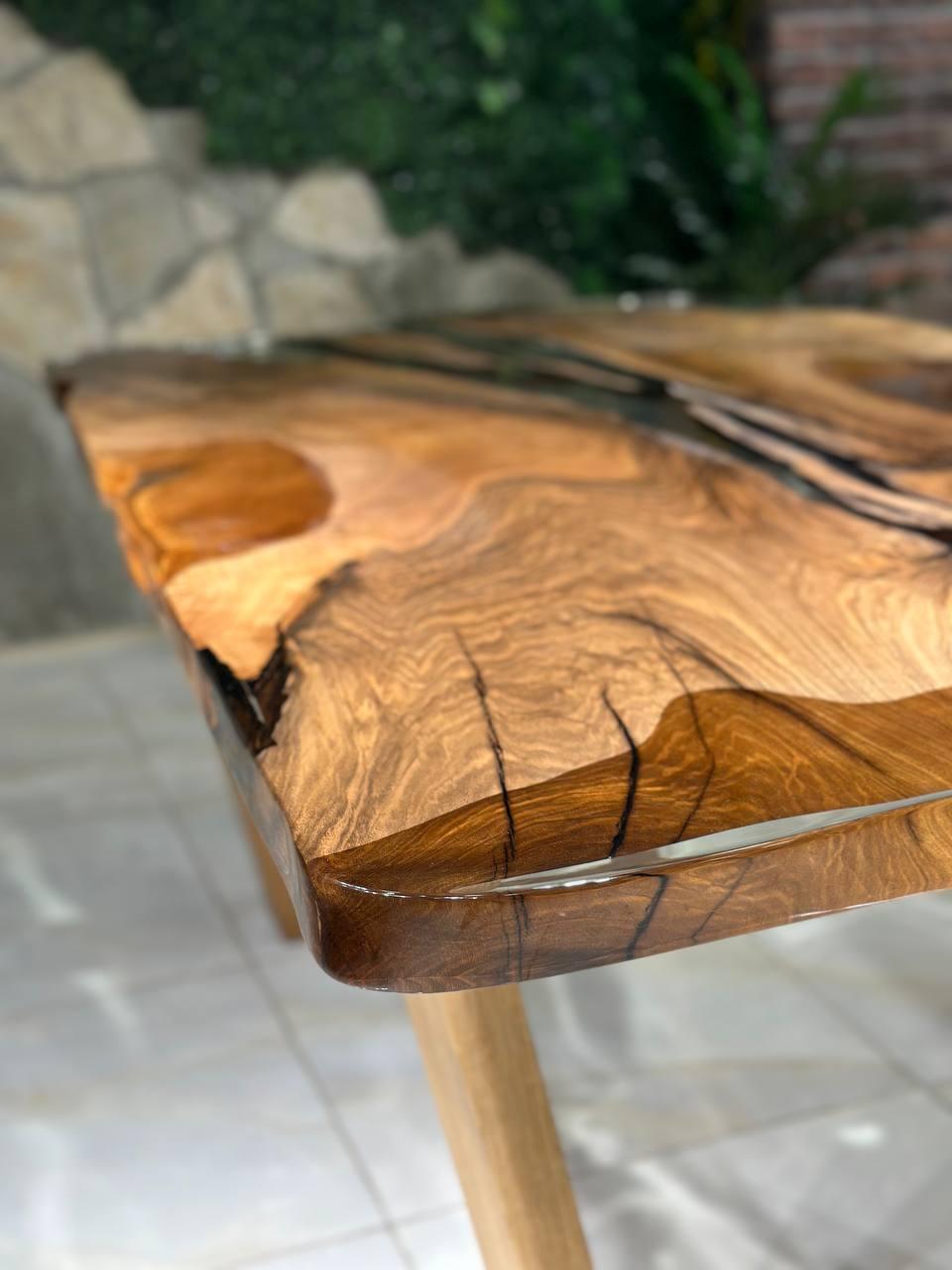 https://a.1stdibscdn.com/ultra-clear-resin-live-edge-walnut-wood-epoxy-dining-table-for-sale-picture-8/f_91932/f_403873021719586310075/photo1719585948_11__master.jpeg
