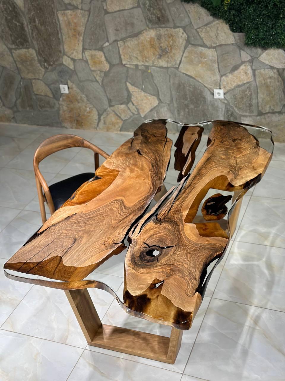 https://a.1stdibscdn.com/ultra-clear-resin-live-edge-walnut-wood-epoxy-dining-table-for-sale-picture-7/f_91932/f_403873021719586331381/photo1719585948_1__master.jpeg