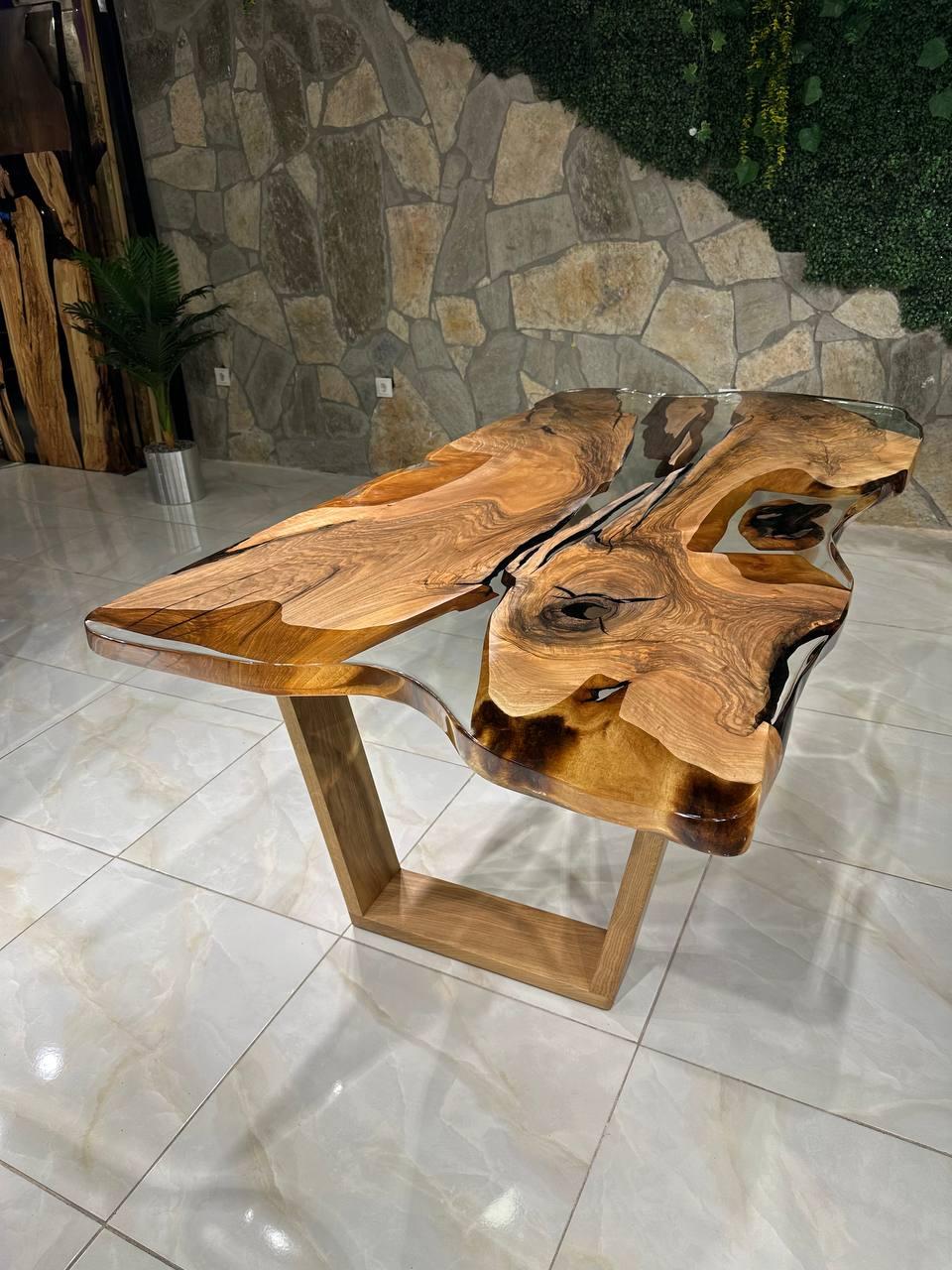 https://a.1stdibscdn.com/ultra-clear-resin-live-edge-walnut-wood-epoxy-dining-table-for-sale-picture-5/f_91932/f_403873021719586328601/photo1719585948_8__master.jpeg