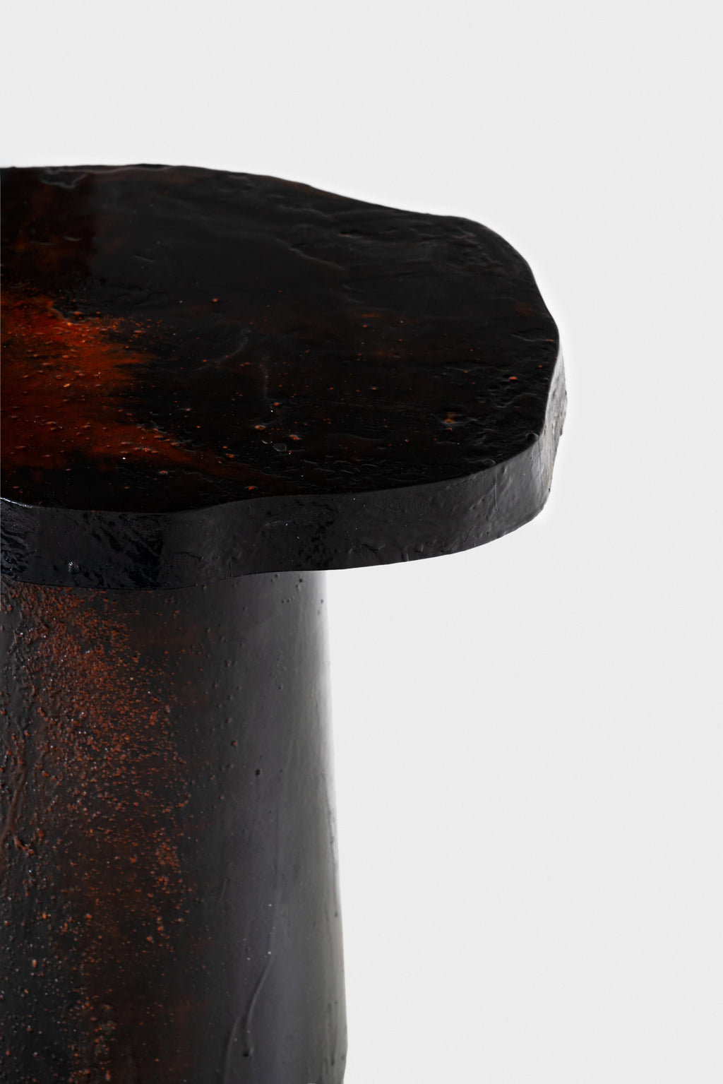 https://a.1stdibscdn.com/cork-coffee-table-in-handpainted-mdf-with-resin-finishes-by-rou-materiaal-for-sale-picture-6/f_104662/f_456707021751299971159/_piercarloquecchia_dsl_studio_DSC4316_Modifica_master.jpg