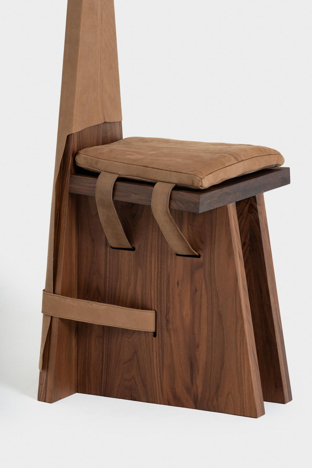 https://a.1stdibscdn.com/ceremony-seat-chair-in-walnut-wood-and-german-leather-corset-by-jirah-for-sale-picture-2/f_104662/f_469374321759743938638/_piercarloquecchia_dsl_studio_DSC5710_Modifica_master.jpg