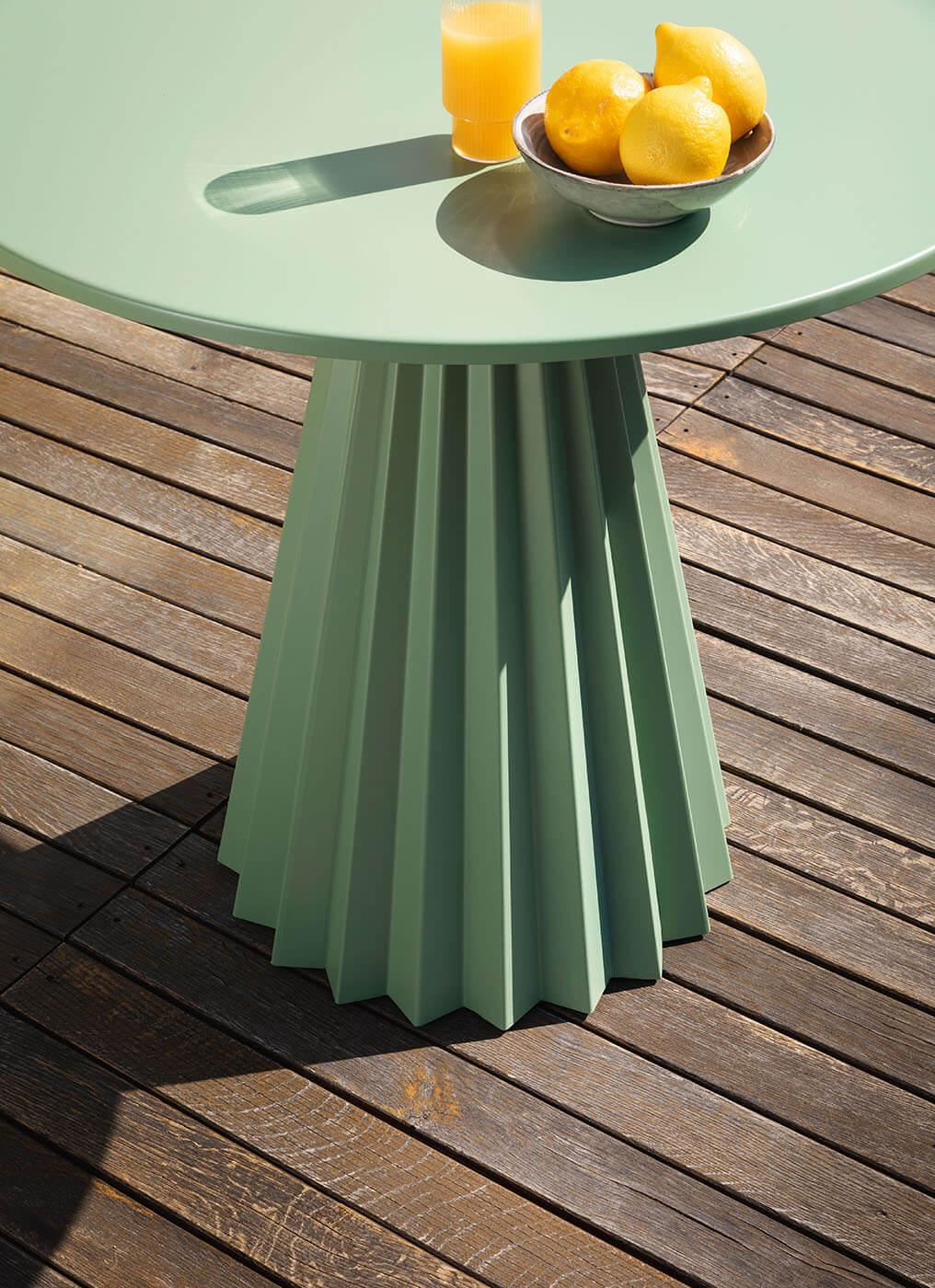 https://a.1stdibscdn.com/contemporary-outdoor-metal-table-ft-pleated-base-for-sale-picture-4/f_27693/f_301161421661304488154/plisse_5_master.jpg