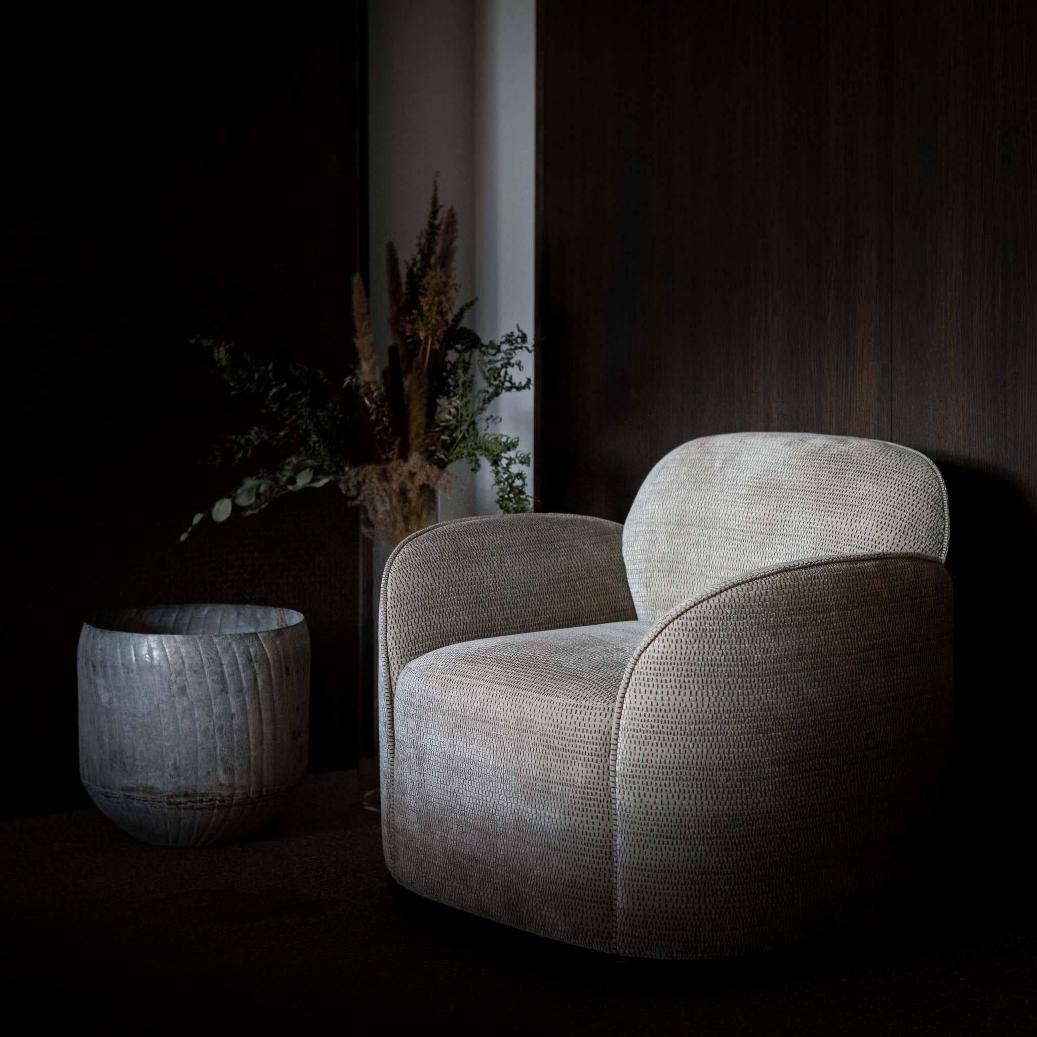 https://a.1stdibscdn.com/contemporary-armchair-unio-in-tiger-mountain-for-sale-picture-8/f_31233/f_342343921683818605387/poiat_unio_easy_chair_75_5_web_master.jpeg