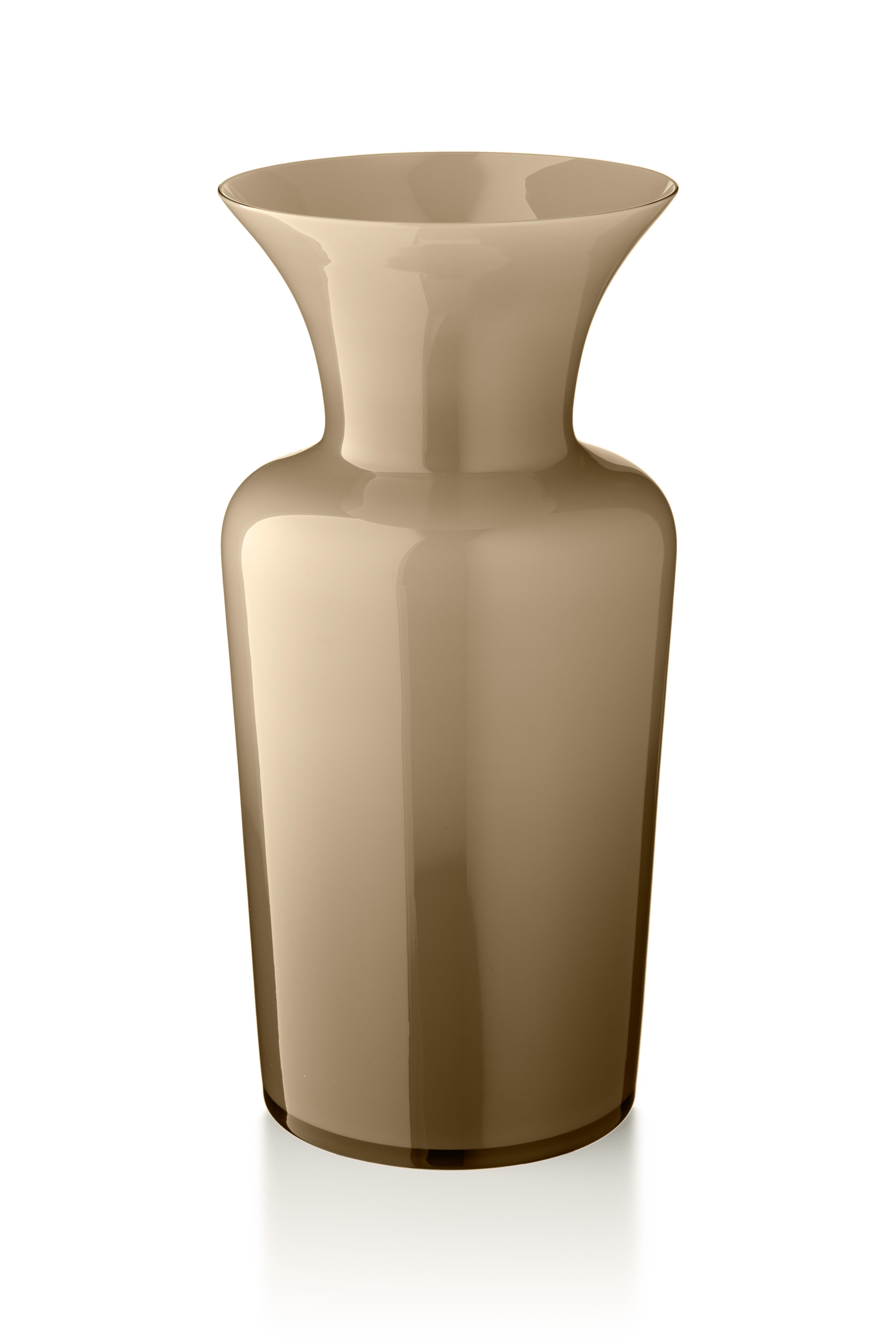 https://a.1stdibscdn.com/archivesE/upload/12330573/1563948379974/profili_sword_lily_vase_large_grigio_talpa_master.jpg
