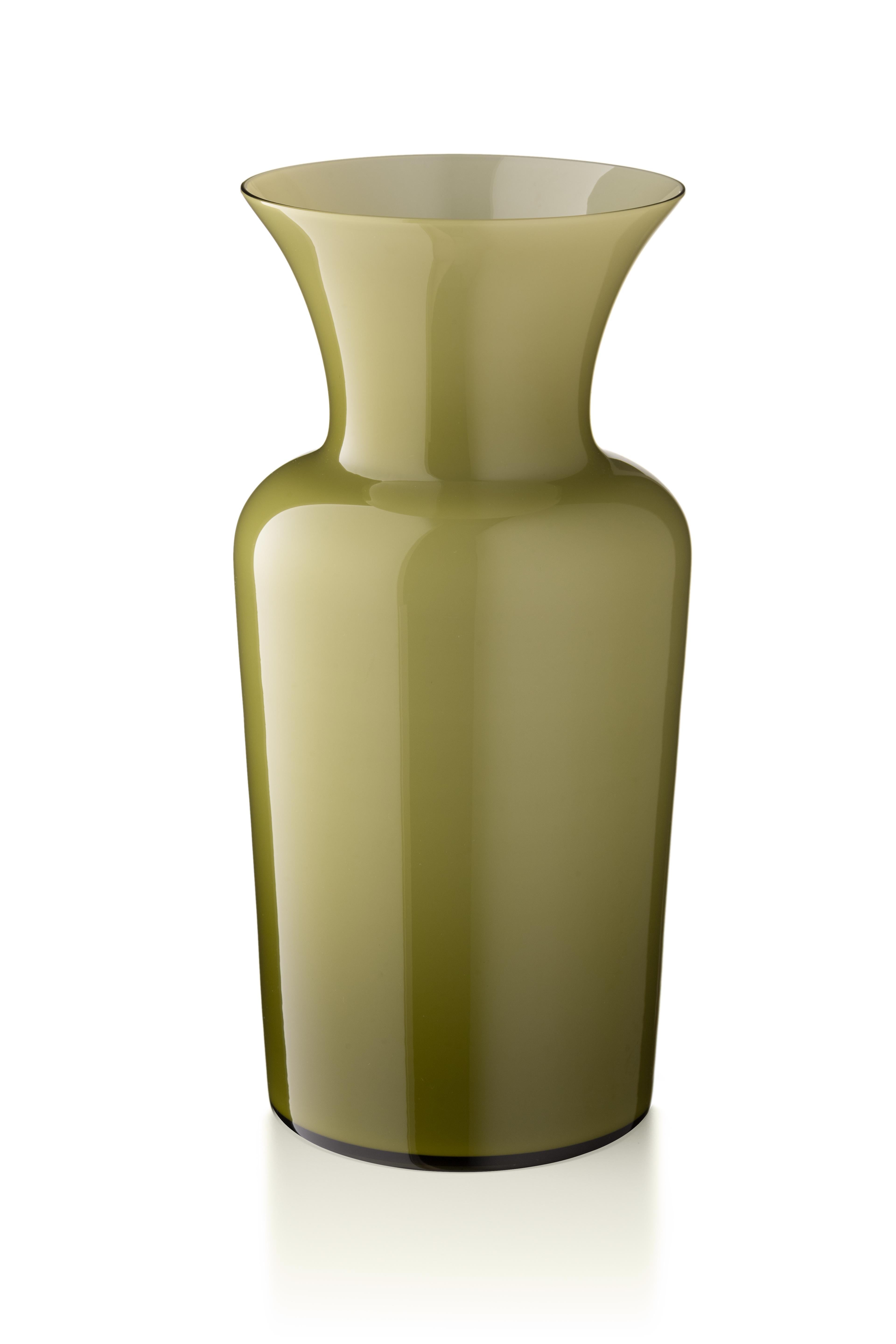 https://a.1stdibscdn.com/archivesE/upload/12330573/1563948598121/profili_sword_lily_vase_large_verde_oliva_master.jpg