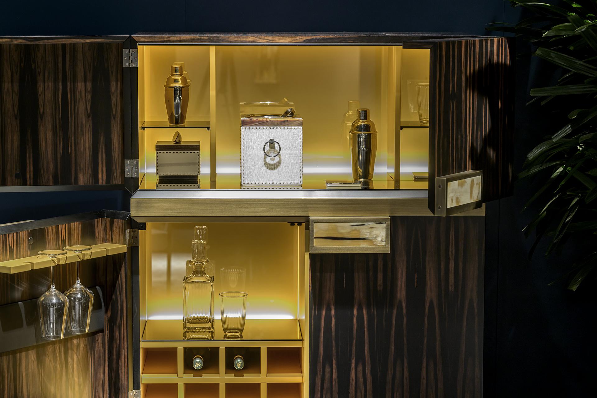https://a.1stdibscdn.com/cosmopolitan-bar-cabinet-in-ebony-veneer-horn-gold-plated-brass-by-arcahorn-for-sale-picture-5/f_12192/f_492638921773758666044/prova_master.jpg