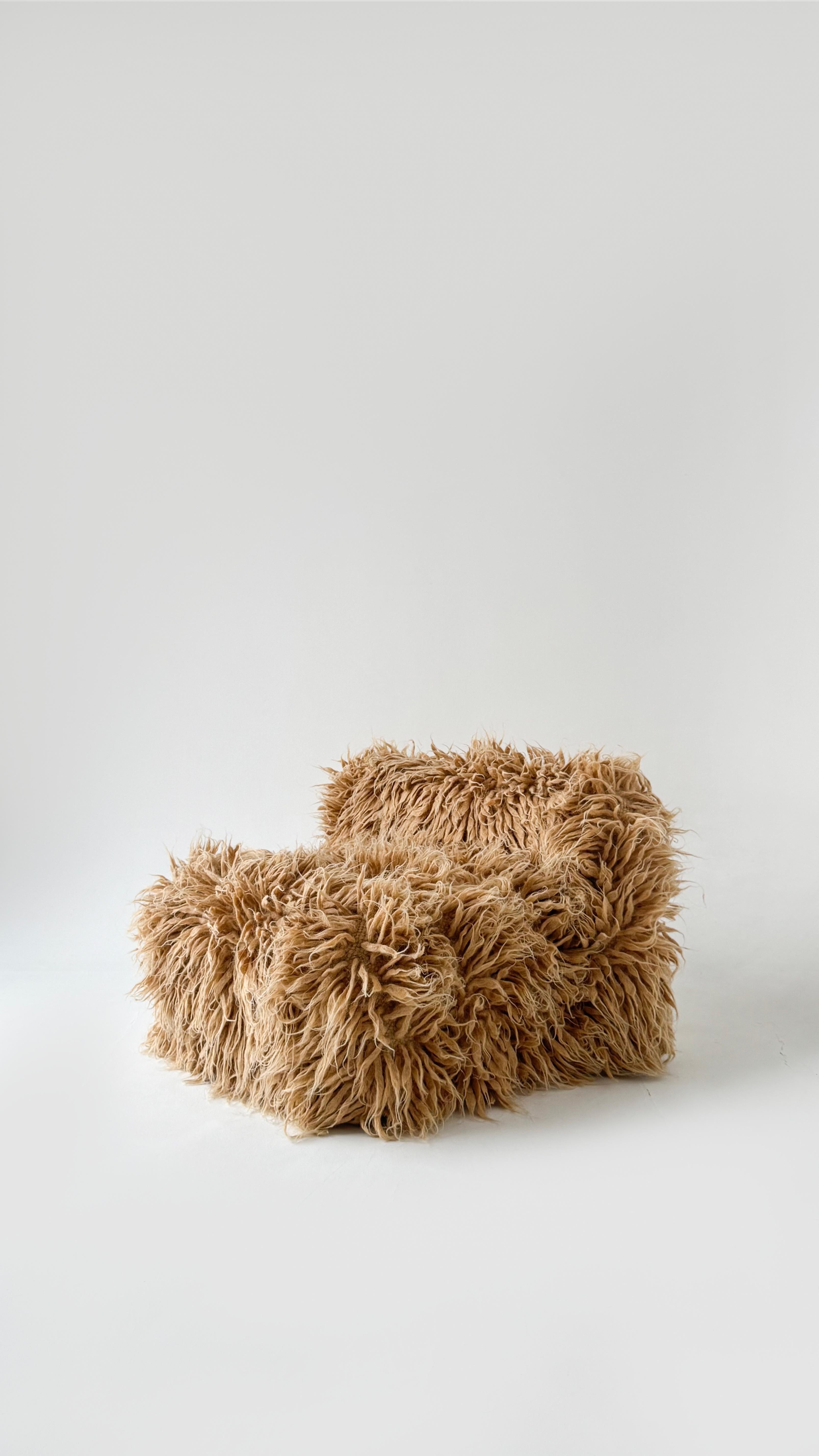 https://a.1stdibscdn.com/unique-stranded-armchair-puffa-m4-by-kint-for-sale-picture-2/f_12192/f_465789821757358820923/puffa_m4_stranded_1_beige_Anna_Savina_master.jpg