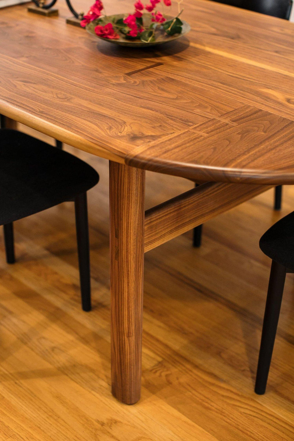 https://a.1stdibscdn.com/walnut-palang-dining-table-for-sale-picture-9/f_24193/f_292162521655849664720/rF8mYSzg_master.jpeg