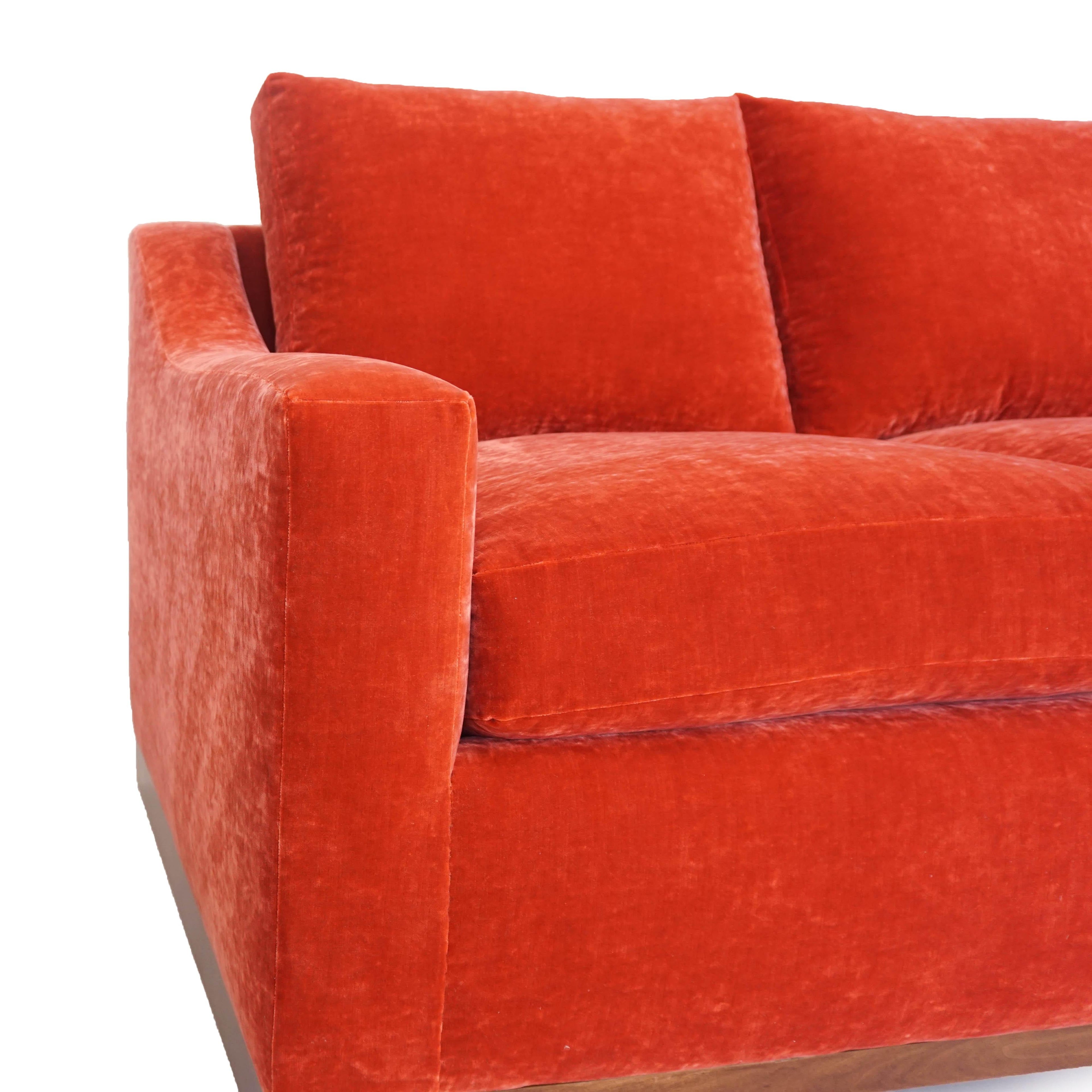https://a.1stdibscdn.com/new-slope-arm-sofa-with-loose-cushions-for-sale-picture-5/f_21233/1539882902826/redsofa_detail_master.jpg