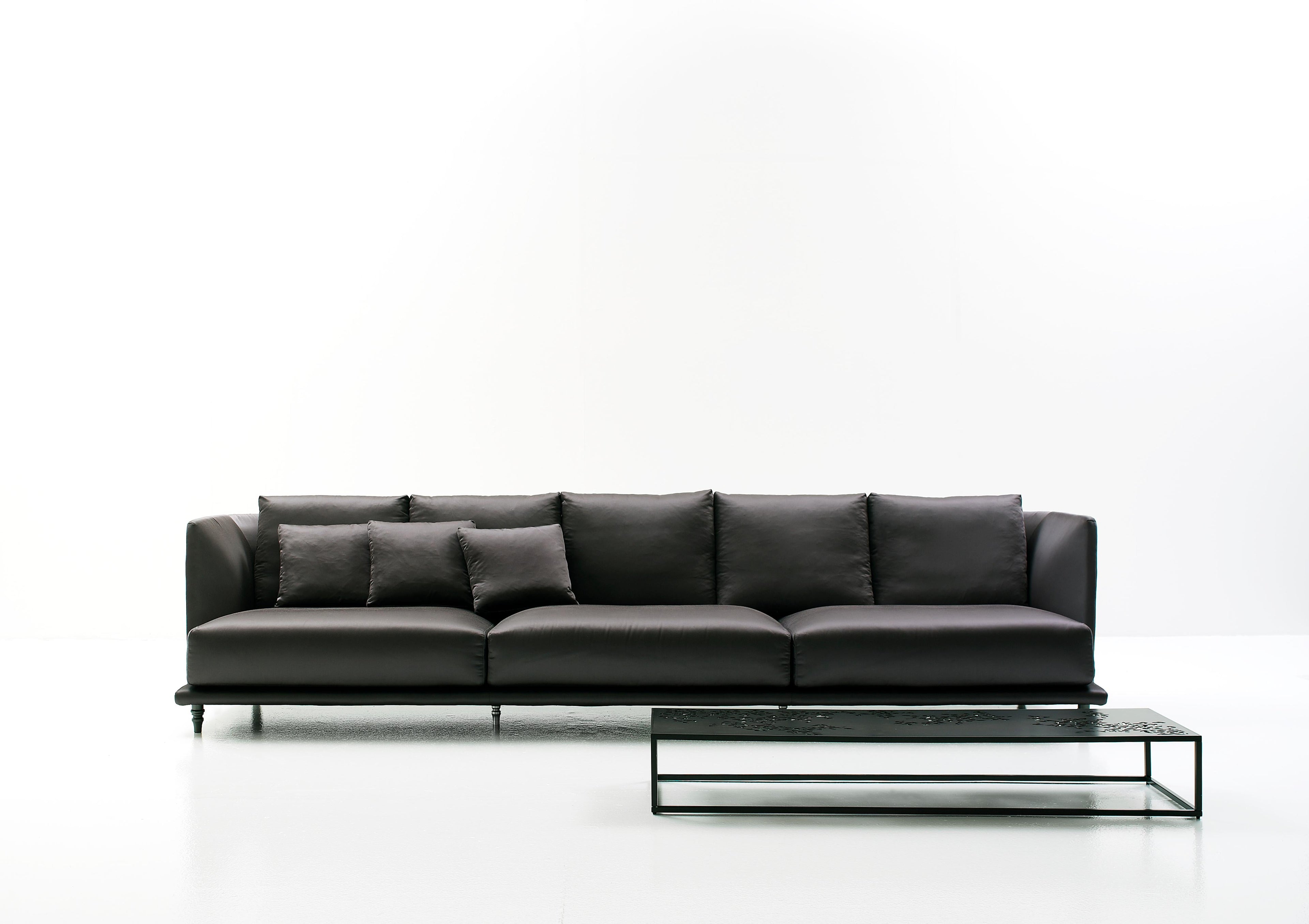 https://a.1stdibscdn.com/nube-italia-remind-sofa-in-black-leather-by-carlo-colombo-for-sale-picture-2/12330573/f_113589311531378904339/remind_VI_master.jpg