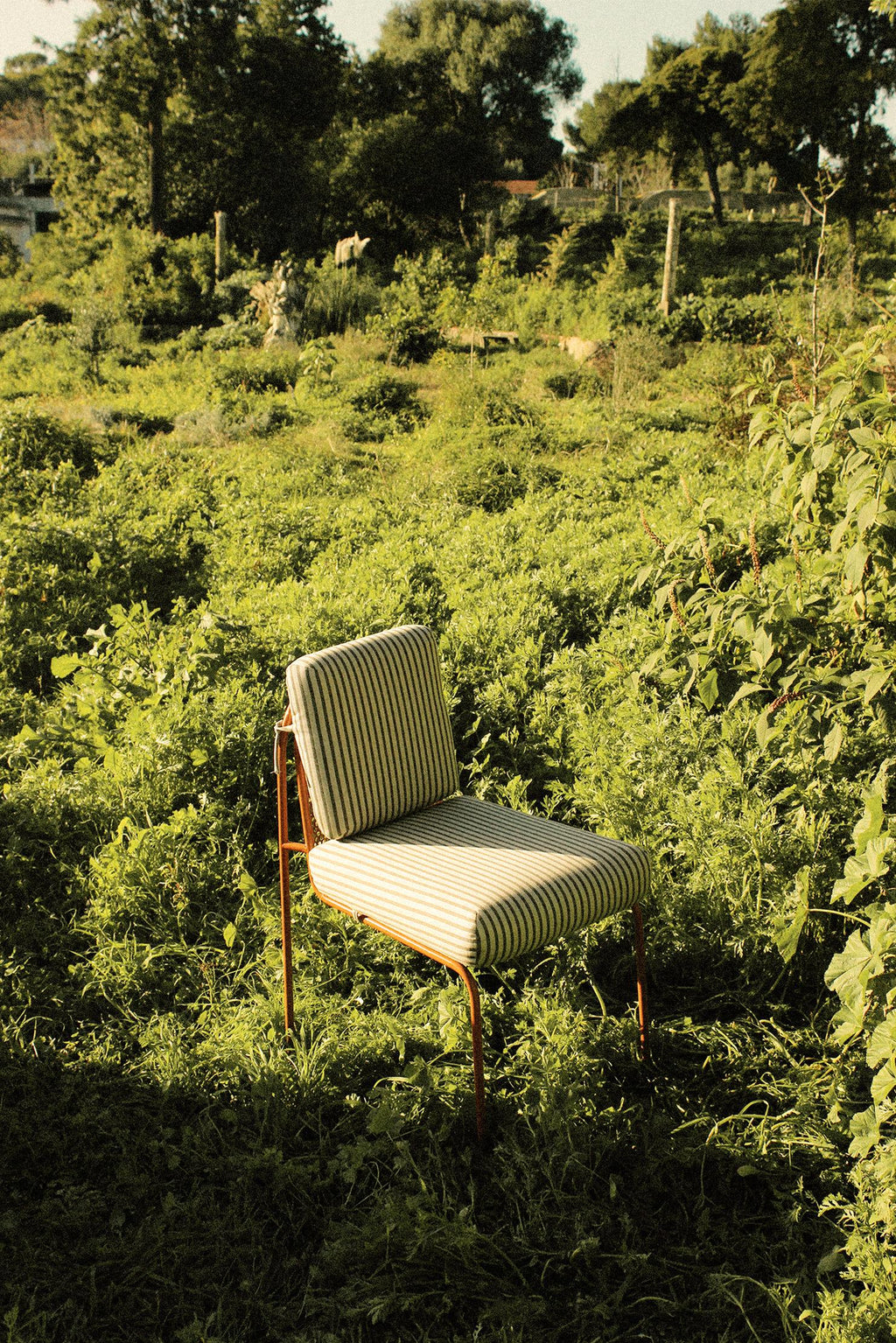 https://a.1stdibscdn.com/contemporary-riviera-chair-in-lacquered-metal-and-green-fabric-for-outdoors-for-sale-picture-11/f_40973/f_464890821756743310570/riviera10_master.jpg