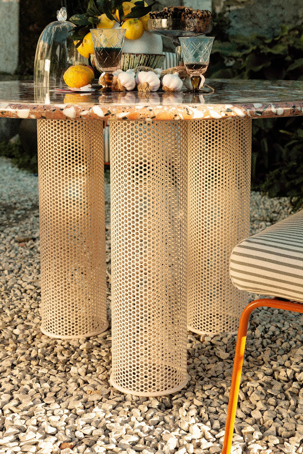 https://a.1stdibscdn.com/contemporary-riviera-dinner-table-in-lacquered-metal-and-travertine-for-outdoors-for-sale-picture-3/f_40973/f_467719821758641108345/riviera4_master.jpg