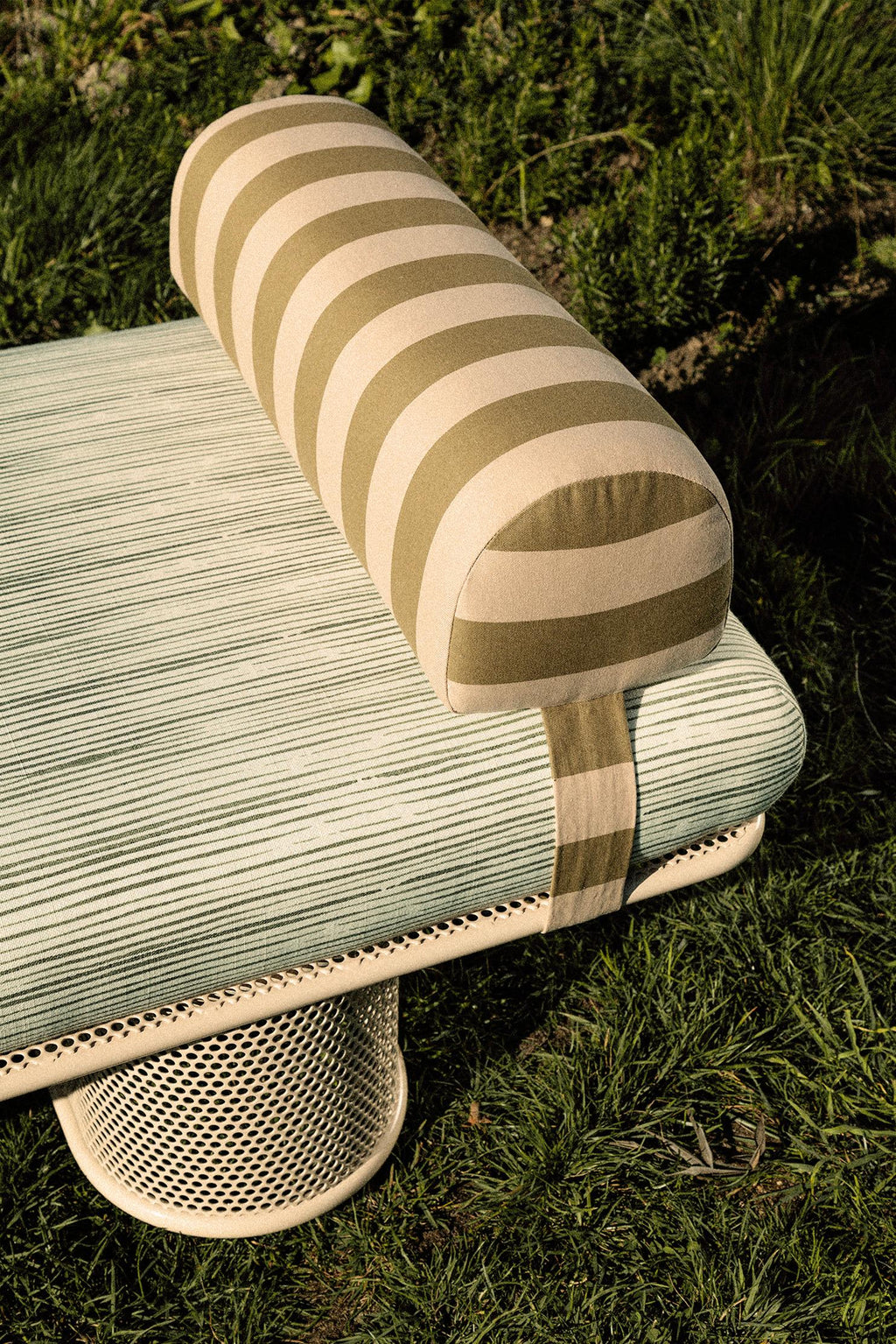 https://a.1stdibscdn.com/contemporary-riviera-bench-in-lacquered-nude-metal-stripes-fabric-for-outdoors-for-sale-picture-7/f_40973/f_386547521736952411045/riviera9_master.jpg