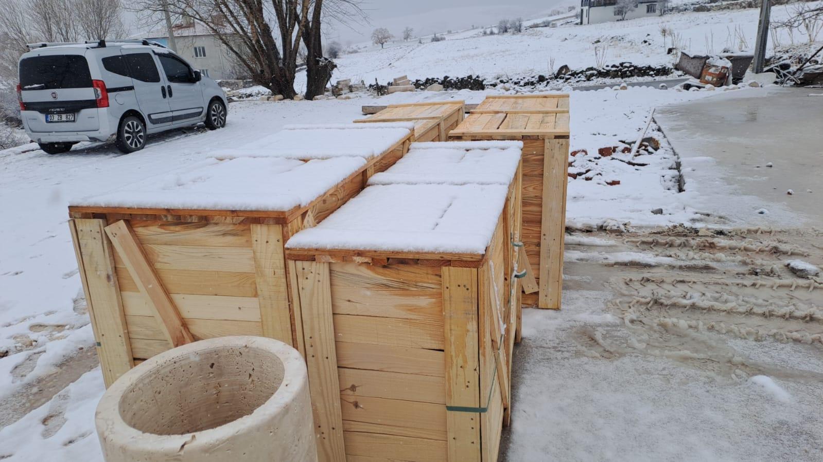 https://a.1stdibscdn.com/custom-italian-travertine-natural-stone-table-round-marble-table-for-sale-picture-6/f_91932/f_481412221767183804662/_rnek_ah_ap_kasa_master.jpeg