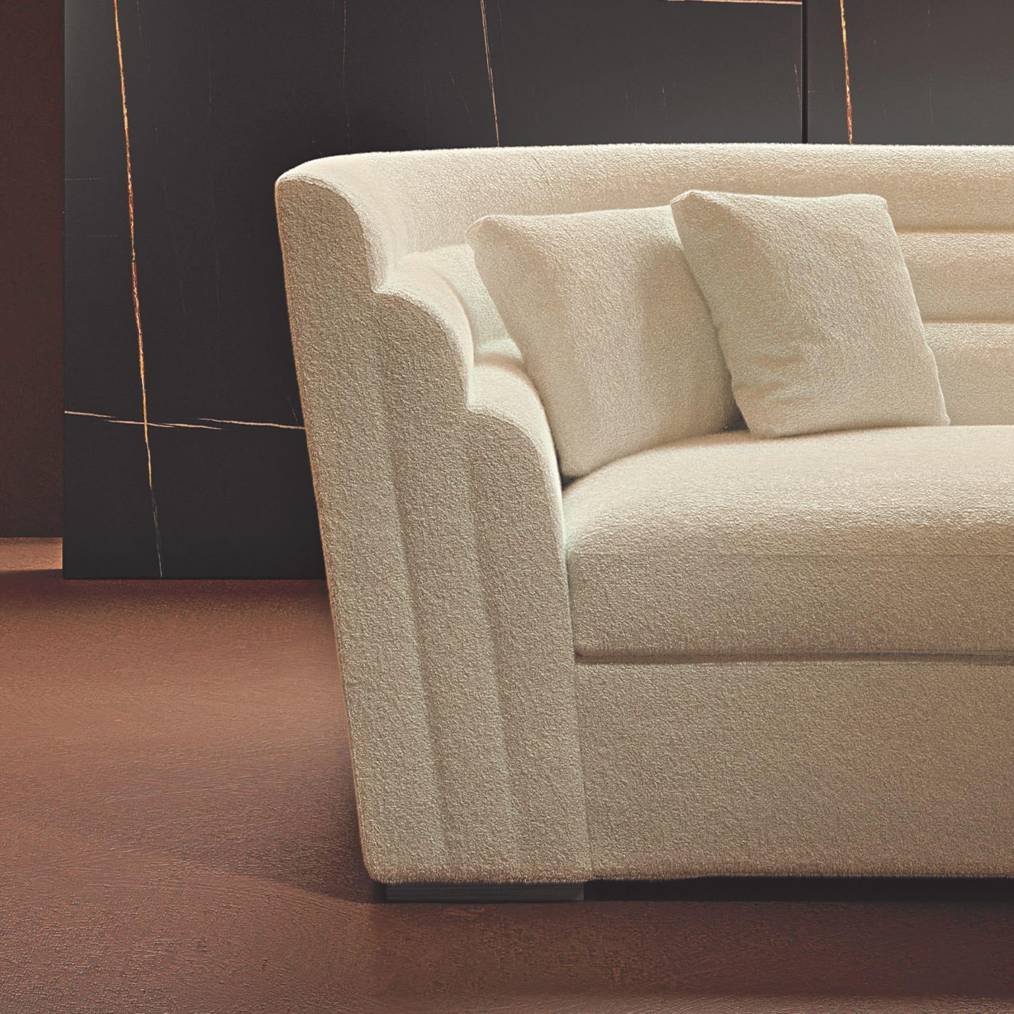 https://a.1stdibscdn.com/theater-sofa-for-sale-picture-4/f_17062/f_384464021708094823836/s6gpqrdvjhxy2ahdoxu846kfgnee_1__master.jpg