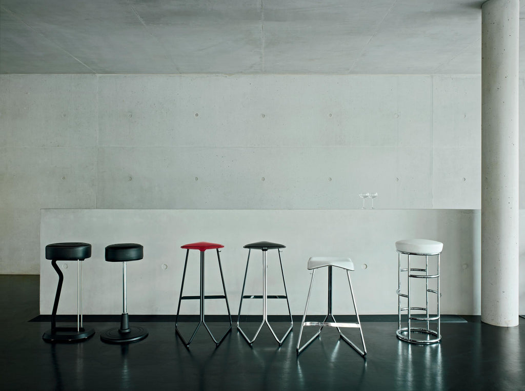 https://a.1stdibscdn.com/classicon-satish-bar-stool-in-black-leather-chrome-by-eckart-muthesius-for-sale-picture-4/12330573/f_138530111551441252744/seelen_bar_stool_1_bar_stool_2_triton_satish_2_master.jpg