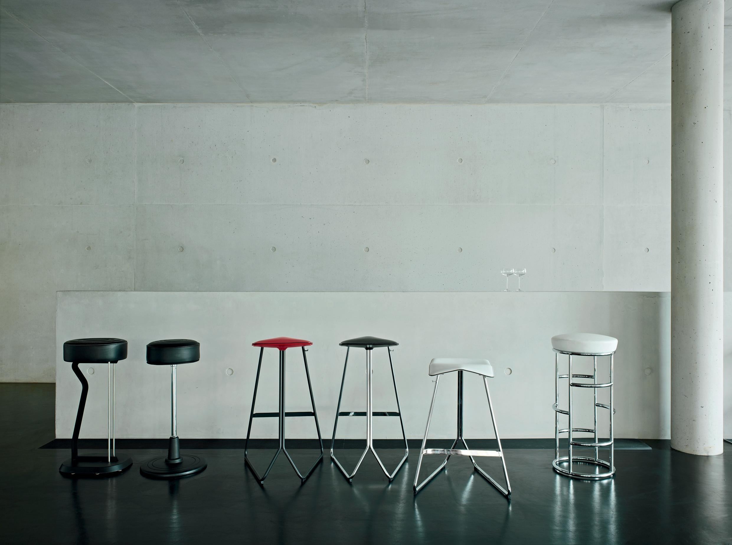 https://a.1stdibscdn.com/classicon-satish-bar-stool-in-black-leather-chrome-by-eckart-muthesius-for-sale-picture-4/12330573/f_138530111551441252744/seelen_bar_stool_1_bar_stool_2_triton_satish_2_master.jpg