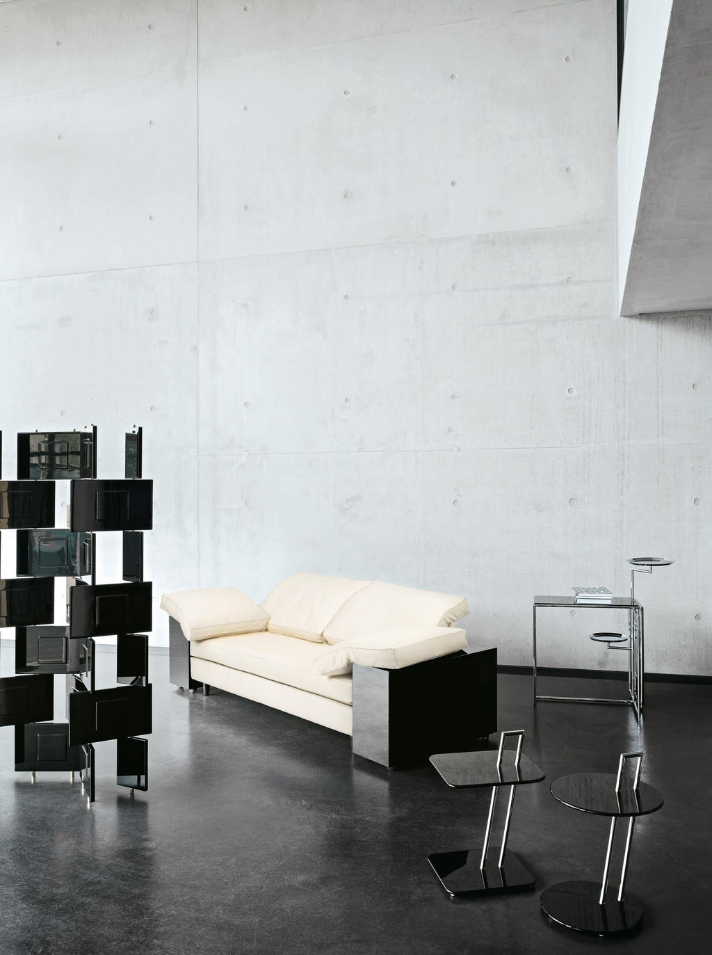https://a.1stdibscdn.com/classicon-lota-sofa-by-eileen-gray-for-sale-picture-5/12330573/f_138517011551436985531/seelen_brick_screen_lota_occasional_table_rivoli_2_master.jpg