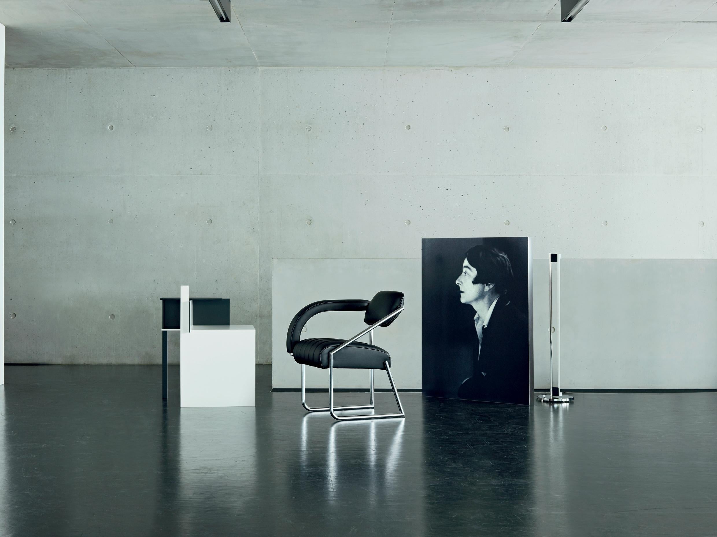 https://a.1stdibscdn.com/classicon-non-conformist-chair-in-white-leather-by-eileen-gray-for-sale-picture-5/12330573/f_138510011551435403518/seelen_de_stijl_non_conformist_tube_light_2_master.jpg