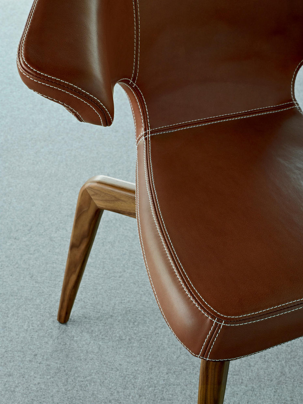 https://a.1stdibscdn.com/classicon-munich-armchair-in-leather-with-oak-by-sauerbruch-hutton-for-sale-picture-6/12330573/f_138508711551433675626/seelen_munich_armchair_master.jpg