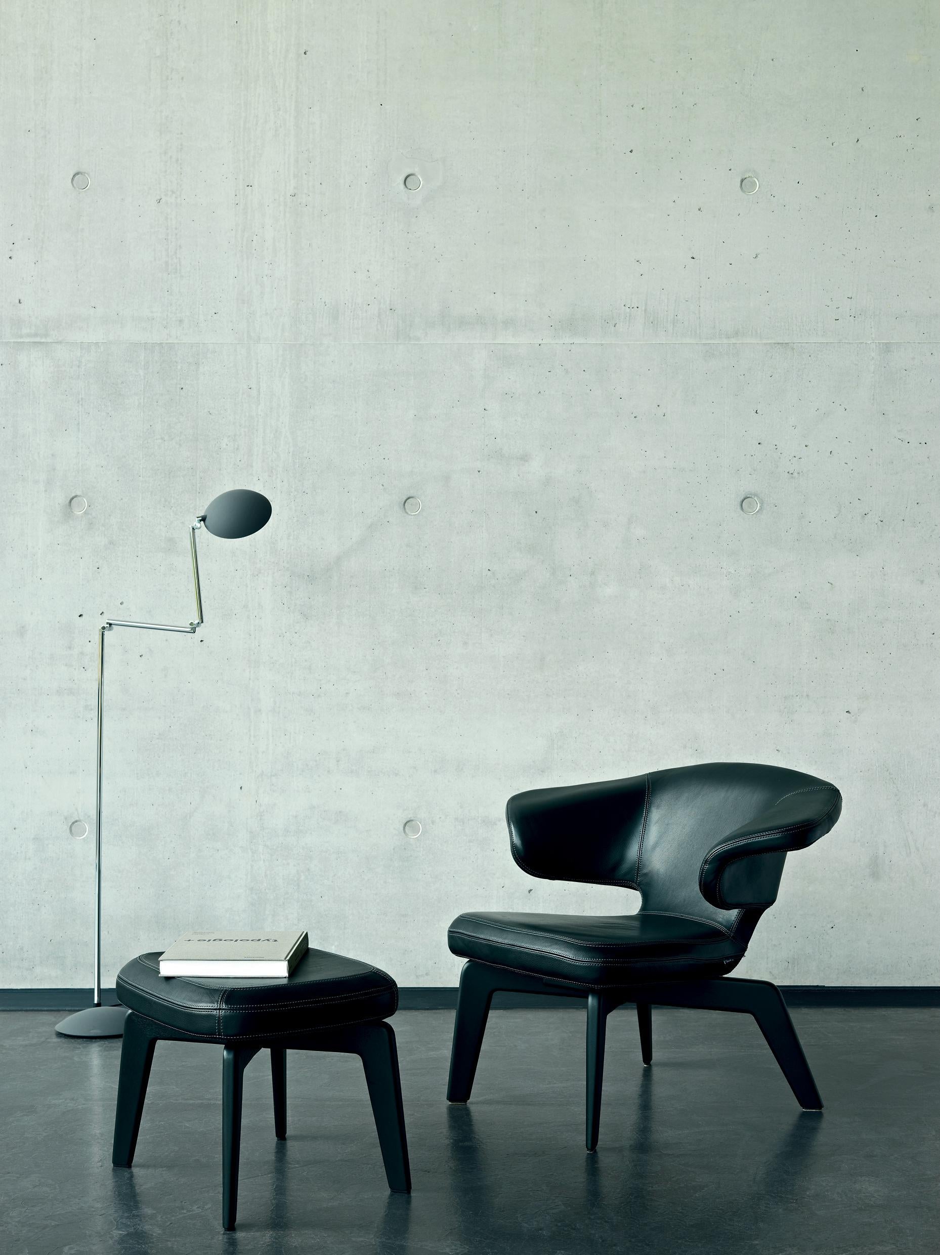https://a.1stdibscdn.com/classicon-munich-armchair-in-leather-with-oak-by-sauerbruch-hutton-for-sale-picture-5/12330573/f_138508711551433486704/seelen_orbis_munich_lounge_chair_stool_master.jpg