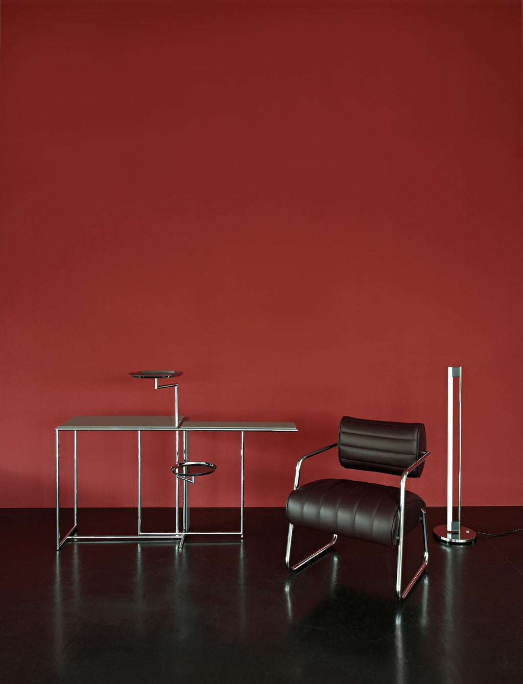 https://a.1stdibscdn.com/classicon-bonaparte-chair-in-black-leather-by-eileen-gray-for-sale-picture-3/12330573/f_138499211551428498973/seelen_rivoli_bonaparte_tube_light_2_master.jpg