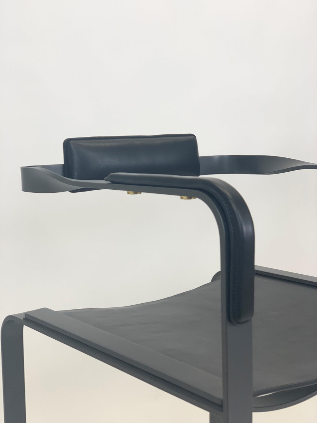 https://a.1stdibscdn.com/set-of-2-armchair-nuit-noire-steel-black-leather-contemporary-style-auction-for-sale-picture-6/f_40561/f_302799921662381987300/set_of_2_jovervalls_anderlust_nuitnoir_black04_master.jpg