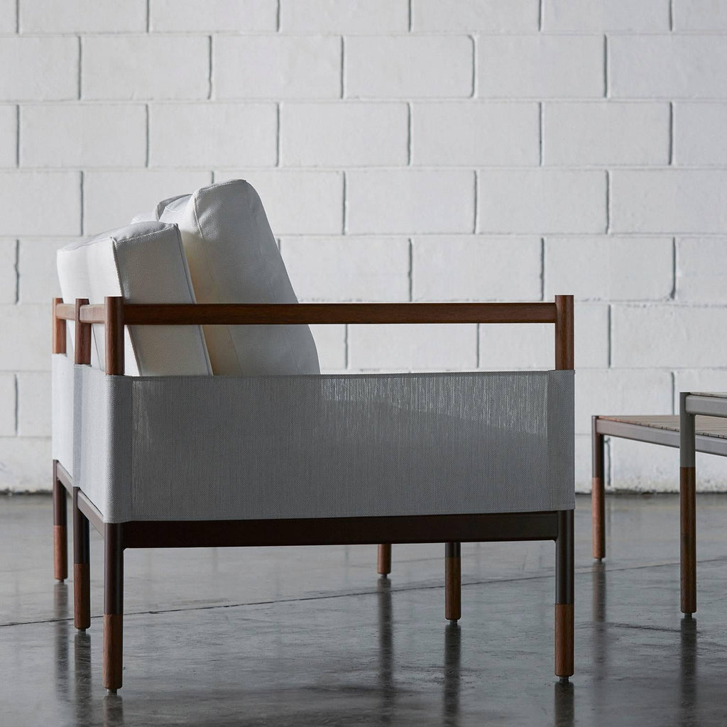 https://a.1stdibscdn.com/minimalist-sofa-in-hardwood-metal-and-fabric-usable-outdoors-for-sale-picture-5/f_35593/f_109118711527521158588/skyfolding_sof_3_lugares_e_mesa_central_e_lateral_retangular_master.jpg