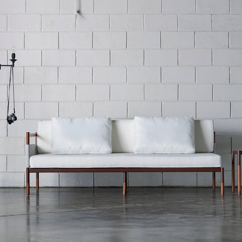 https://a.1stdibscdn.com/minimalist-sofa-in-hardwood-metal-and-fabric-usable-outdoors-for-sale-picture-6/f_35593/f_109118711527521158970/skyfolding_sof_3_lugares_e_mesa_lateral_quadrada_master.jpg