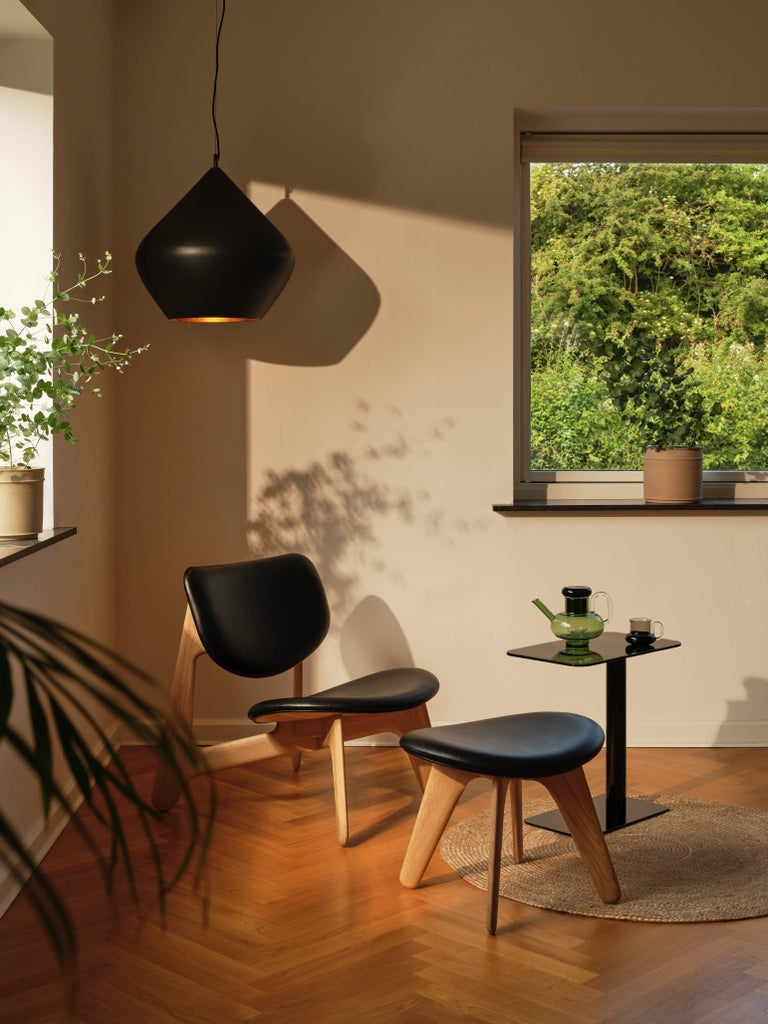 https://a.1stdibscdn.com/tom-dixon-black-stained-oak-and-black-leather-slab-lounge-chair-for-sale-picture-9/f_14472/f_438994721741119547541/slab_black_and_natural_oak_beat_lamp_master.jpg?width=768