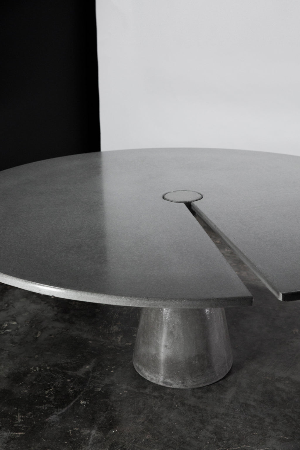 https://a.1stdibscdn.com/james-de-wulf-concrete-split-locking-dining-table-60-for-sale-picture-5/f_12242/f_247652721628016452496/slr_1_copy_master.jpg
