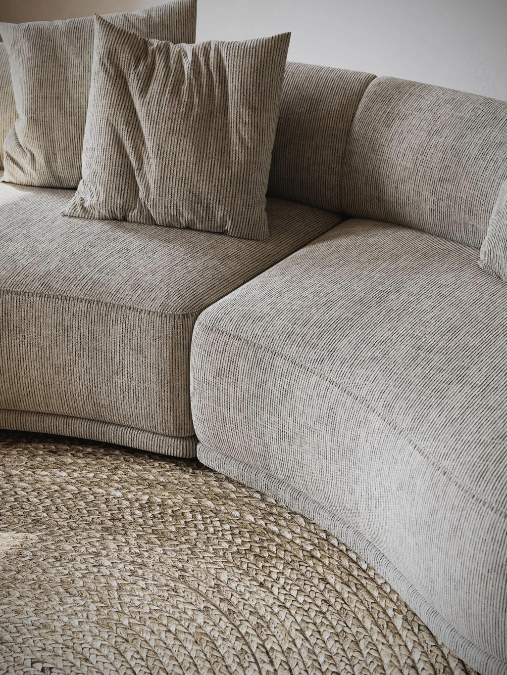 https://a.1stdibscdn.com/modular-rounded-bulky-sofa-with-upholstered-footer-for-sale-picture-7/f_27693/f_398405621716409517034/sofa_pic_1_master.jpg