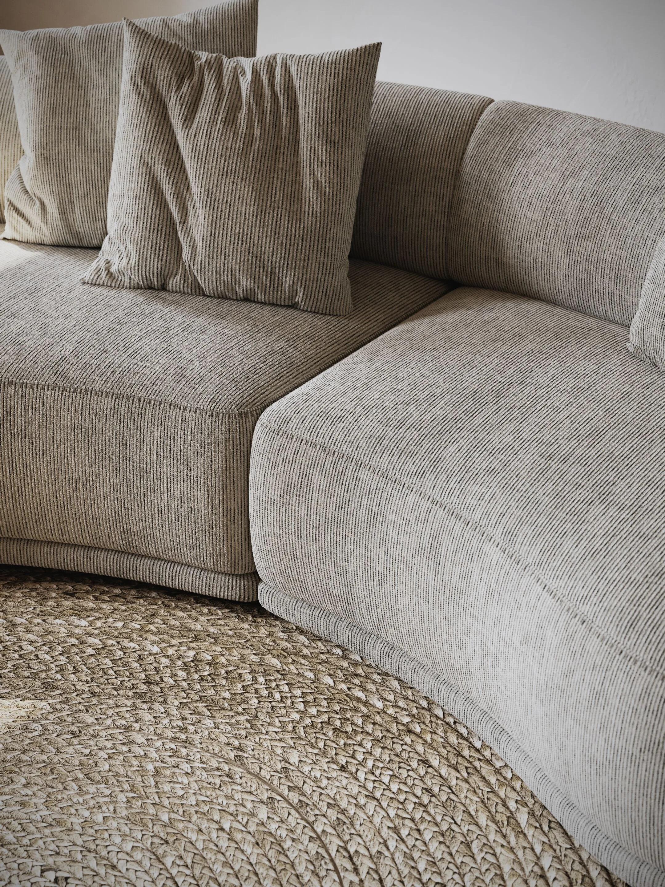 https://a.1stdibscdn.com/modular-rounded-bulky-sofa-with-upholstered-footer-for-sale-picture-7/f_27693/f_398405621716409517034/sofa_pic_1_master.jpg