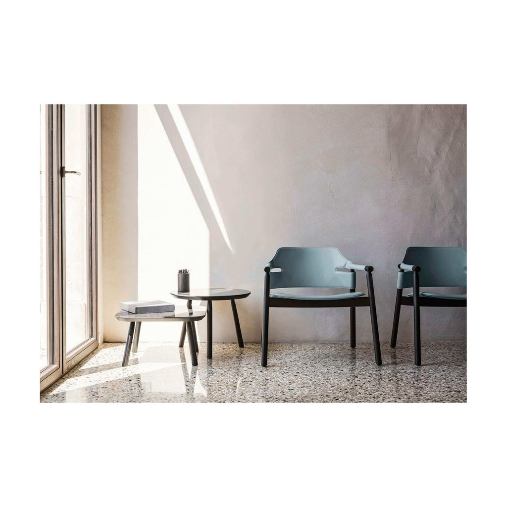 https://a.1stdibscdn.com/available-now-midcentury-modern-style-set-of-two-armchairs-in-walnut-leather-for-sale-picture-3/f_27693/f_426109221733438755889/suite_ap_l_cu_lounge_armchair_midj_1__master.jpg