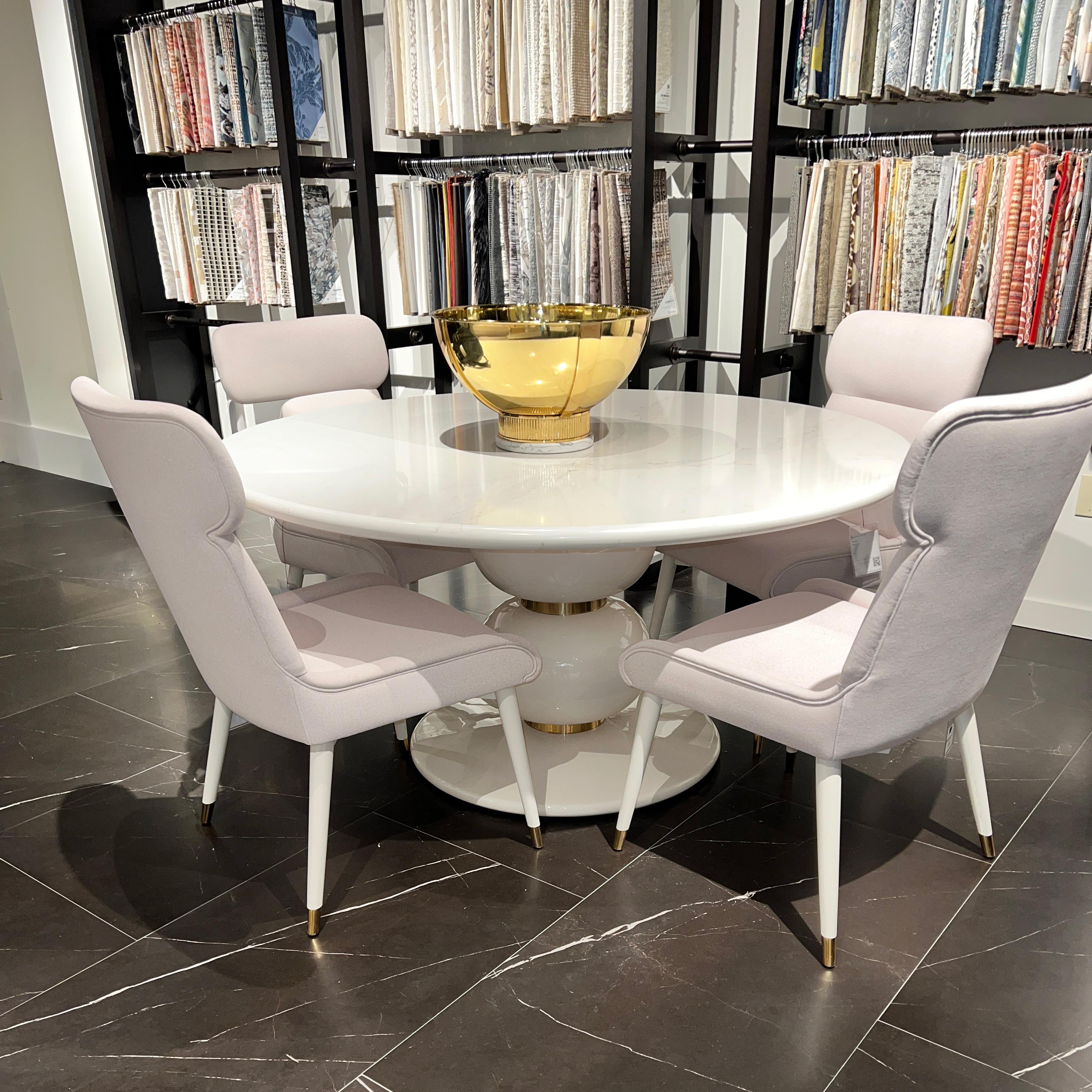 https://a.1stdibscdn.com/hollywood-regency-round-white-dining-table-for-sale-picture-5/f_8038/f_442744921774976853411/table_1_master.jpg