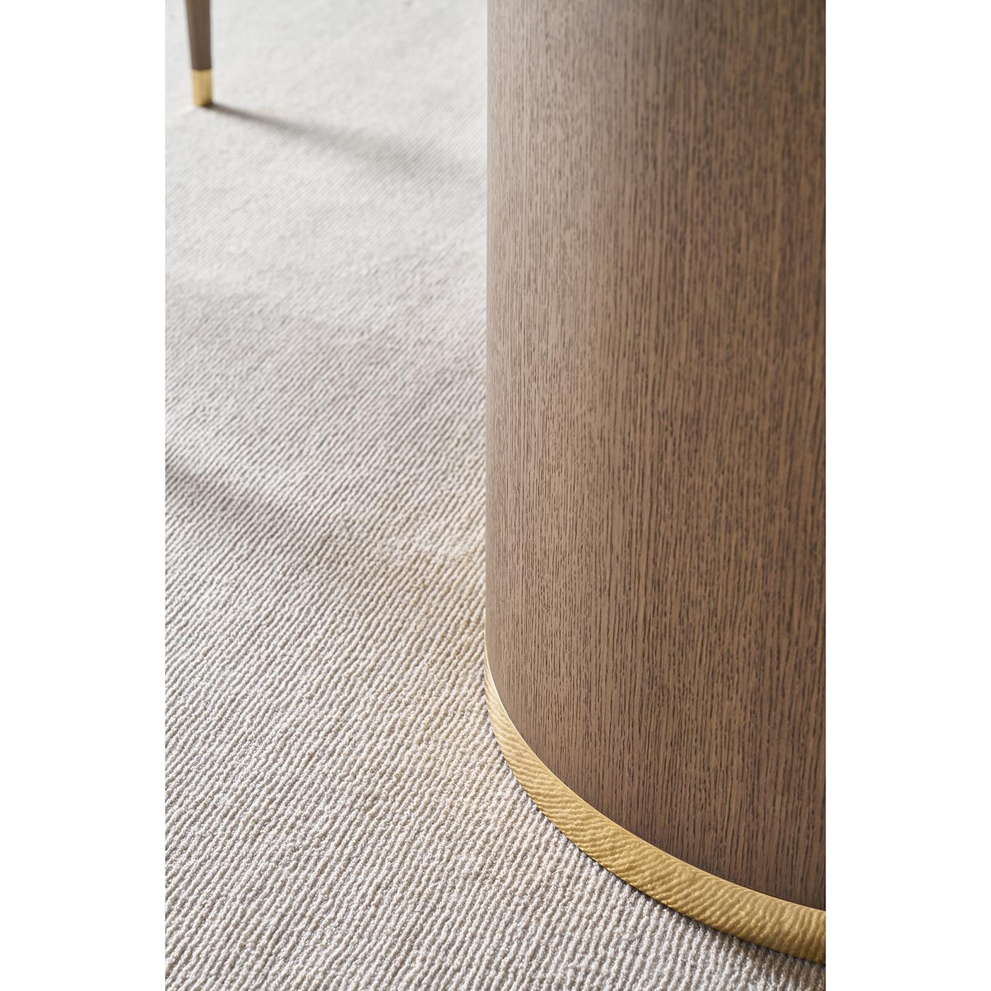 https://a.1stdibscdn.com/round-hollywood-regency-dining-table-dark-mink-for-sale-picture-4/f_8038/f_442174821742934883857/table_8_master.jpg