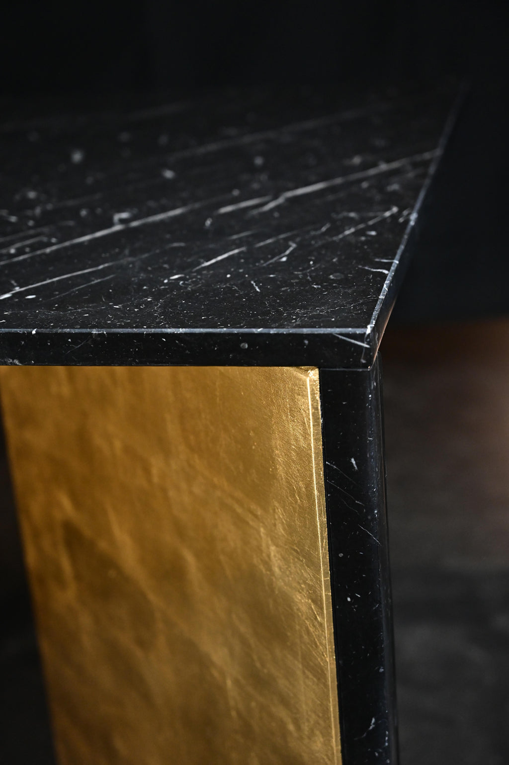https://a.1stdibscdn.com/scorcio-nero-marquinia-dining-table-for-sale-picture-5/f_68162/f_286961821652803066983/tavolo_dettaglio_master.jpg