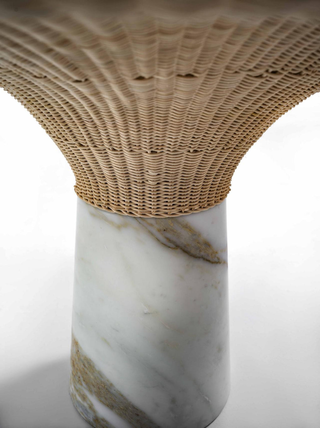 https://a.1stdibscdn.com/marble-amazonas-dining-table-giorgio-bonaguro-for-sale-picture-5/f_12192/f_325858621675458422508/tavolo_morfosi_14_master.jpg