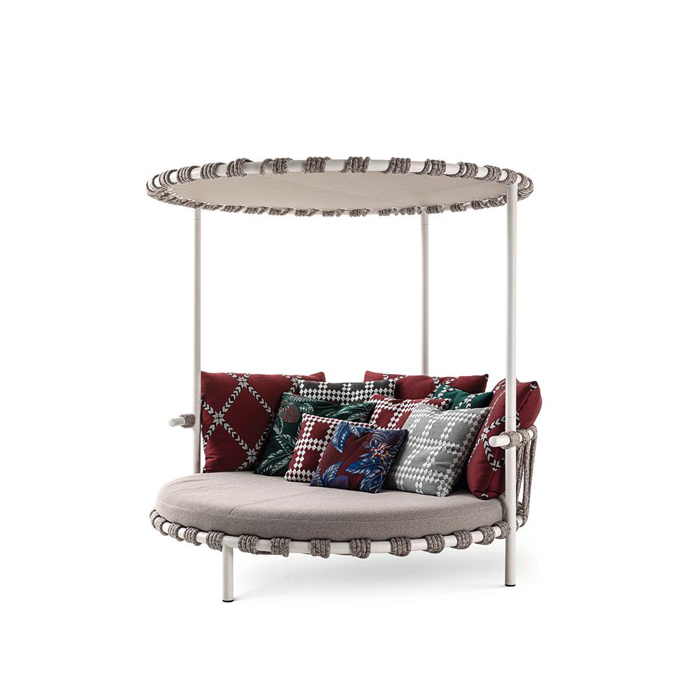 https://a.1stdibscdn.com/patricia-urquiola-trampoline-outdoor-sofa-by-cassina-for-sale-picture-3/f_14272/f_327397021676283393676/techo_rojos_3_master.jpg