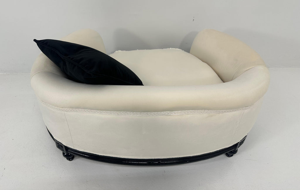 https://a.1stdibscdn.com/italian-louis-xvi-style-black-lacquered-and-white-velvet-dogs-bed-for-sale-picture-9/f_21033/f_417765221728826011549/tempImage0cdqQ5_master.jpg